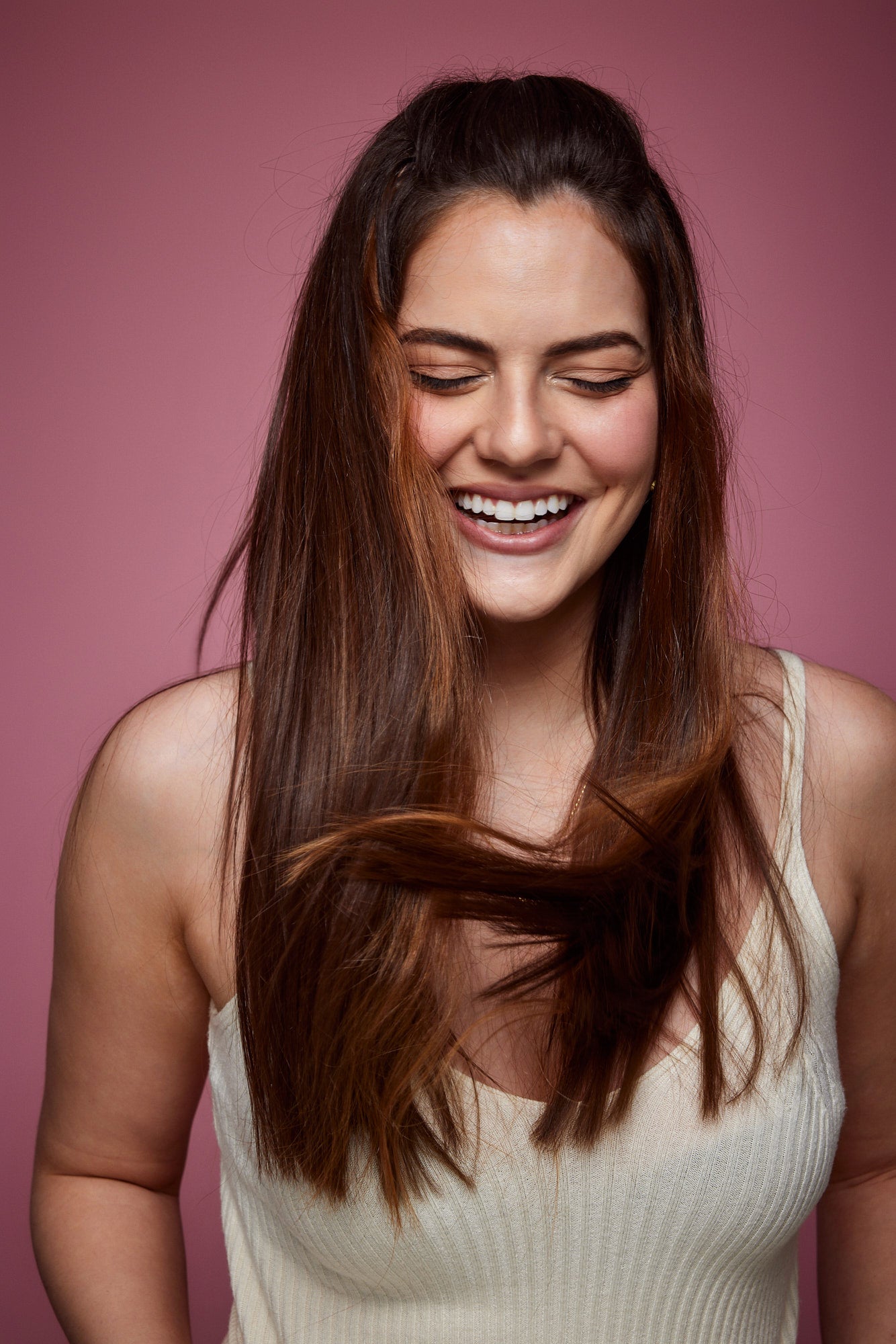 מדיום שוט של בחורה שבשיער שלה שזורים גווני שיער טבעיים, חלקים- בצבע ערמוני - תוספות השיער מיועדות לחיבור עצמאי, פשוט  וקבוע לשיער או לחיבור זמני - Shufizoo לשיער