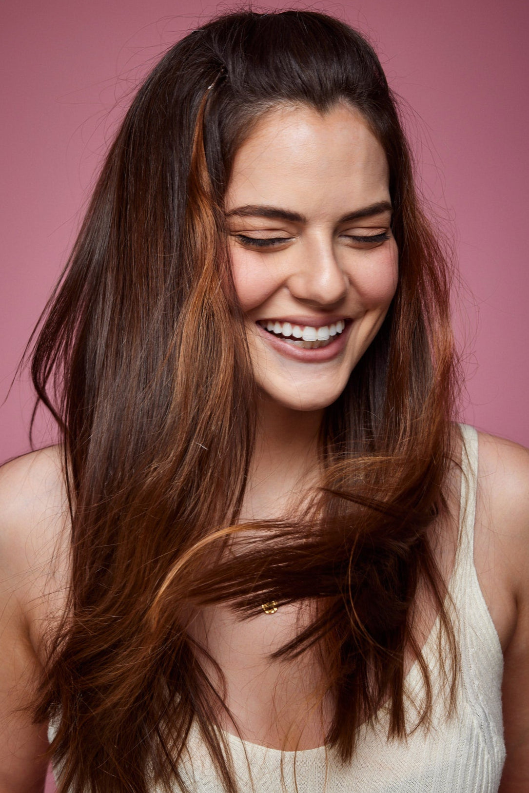 קלוז אפ של בחורה שבשיער שלה שזורים גווני שיער טבעיים, חלקים- בצבע ערמוני - תוספות השיער מיועדות לחיבור עצמאי, פשוט  וקבוע לשיער או לחיבור זמני - Shufizoo לשיער