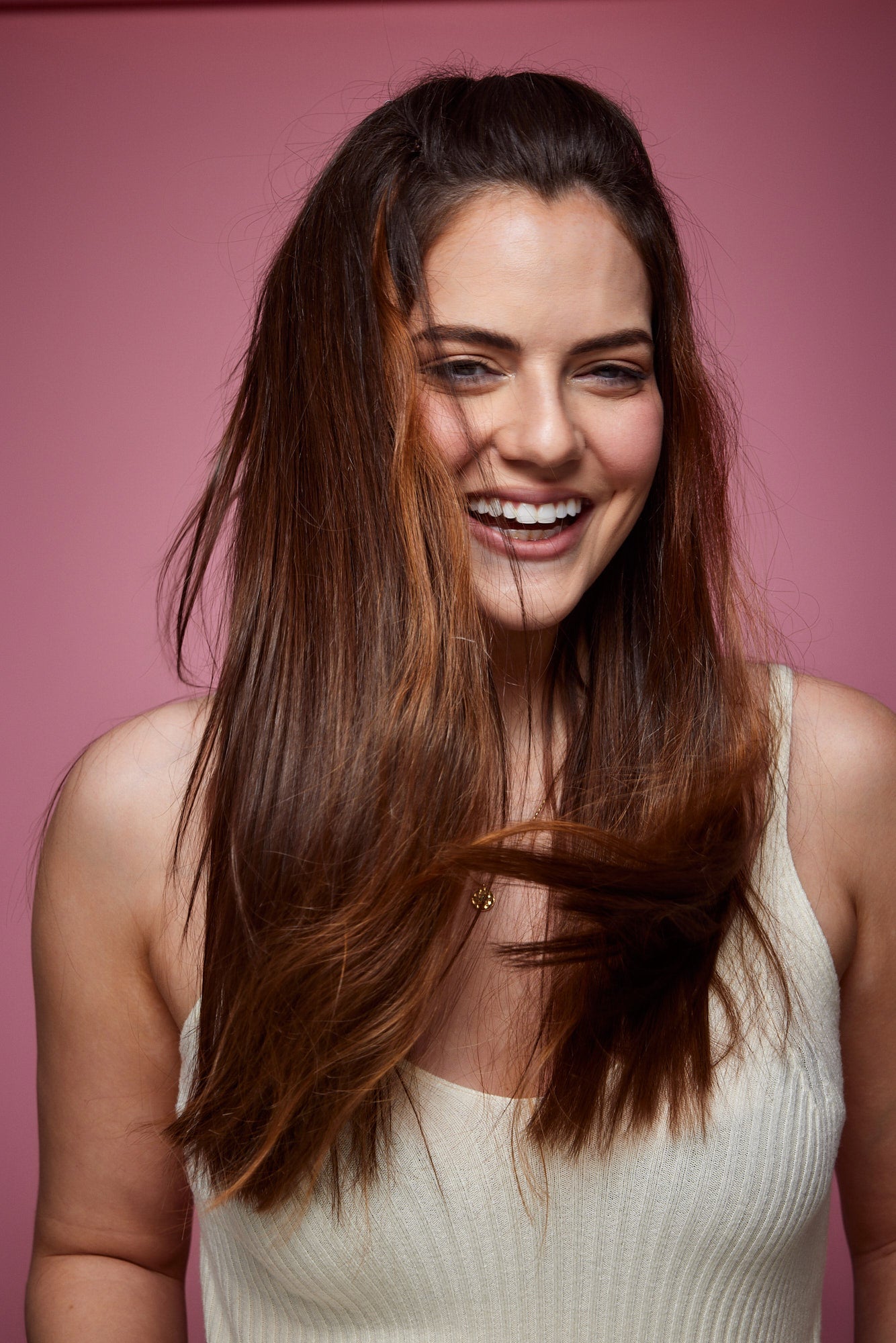 מדיום שוט של בחורה שבשיער שלה שזורים גווני שיער טבעיים, חלקים- בצבע ערמוני - תוספות השיער מיועדות לחיבור עצמאי, פשוט  וקבוע לשיער או לחיבור זמני - Shufizoo לשיער