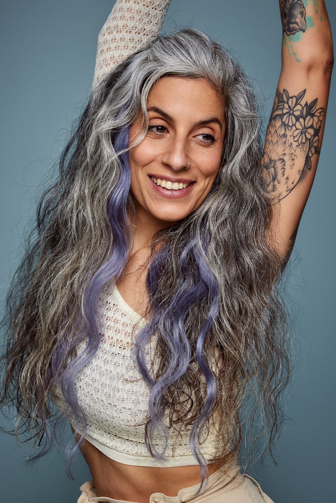 מדיום שוט של בחורה שבשיער שלה שזורים גווני שיער טבעיים, גליים - בצבע כחול אפור כהה  - תוספות השיער מיועדות לחיבור עצמאי, פשוט  וקבוע לשיער או לחיבור זמני לשיער  - Shufizoo