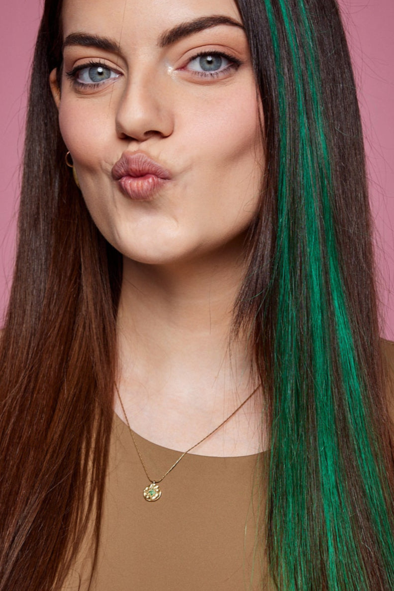 קלוז אפ של בחורה שבשיער שלה שזורים גווני שיער טבעיים, חלקים - בצבע ירוק דשא - תוספות השיער מיועדות לחיבור עצמאי, פשוט  וקבוע לשיער או לחיבור זמני לשיער  - Shufizoo