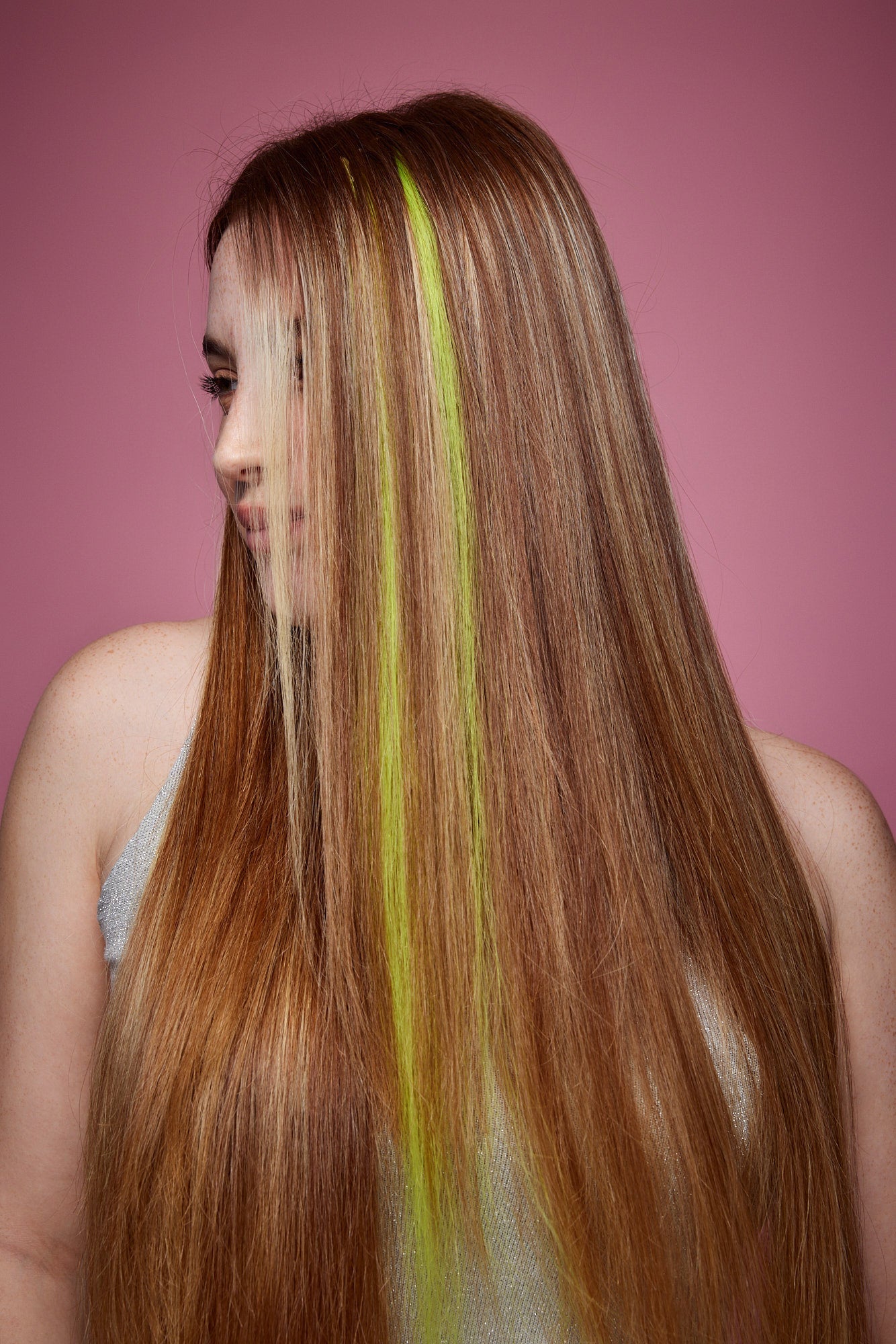 מדיום שוט של בחורה שבשיער שלה שזורים גווני שיער טבעיים, חלקים - בצבע צהוב זוהר - תוספות השיער מיועדות לחיבור עצמאי, פשוט  וקבוע לשיער או לחיבור זמני לשיער  - Shufizoo