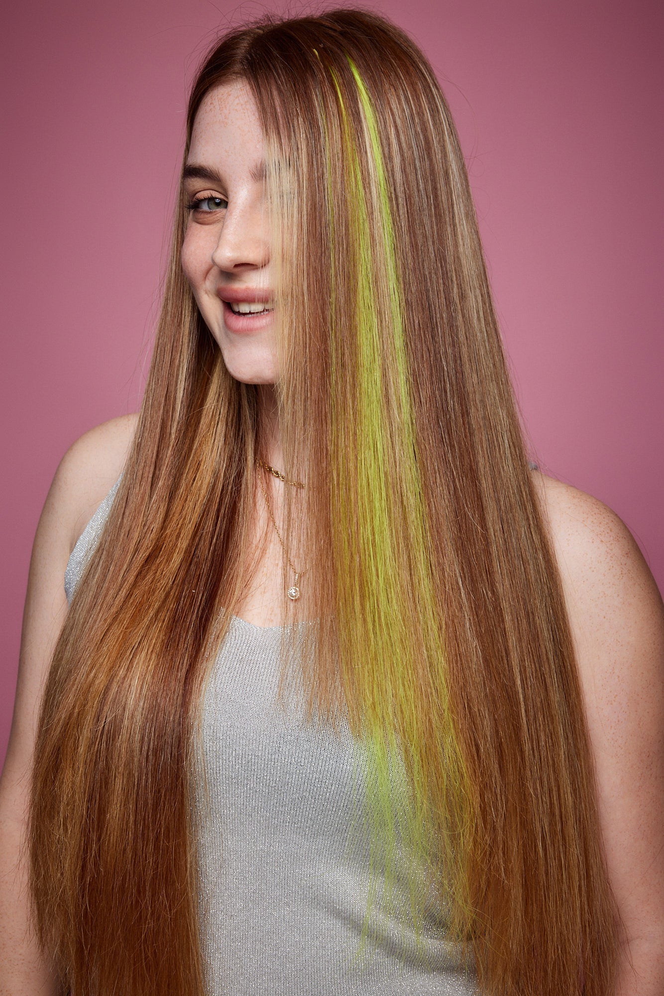 מדיום שוט של בחורה שבשיער שלה שזורים גווני שיער טבעיים, חלקים - בצבע צהוב זוהר - תוספות השיער מיועדות לחיבור עצמאי, פשוט  וקבוע לשיער או לחיבור זמני לשיער  - Shufizoo