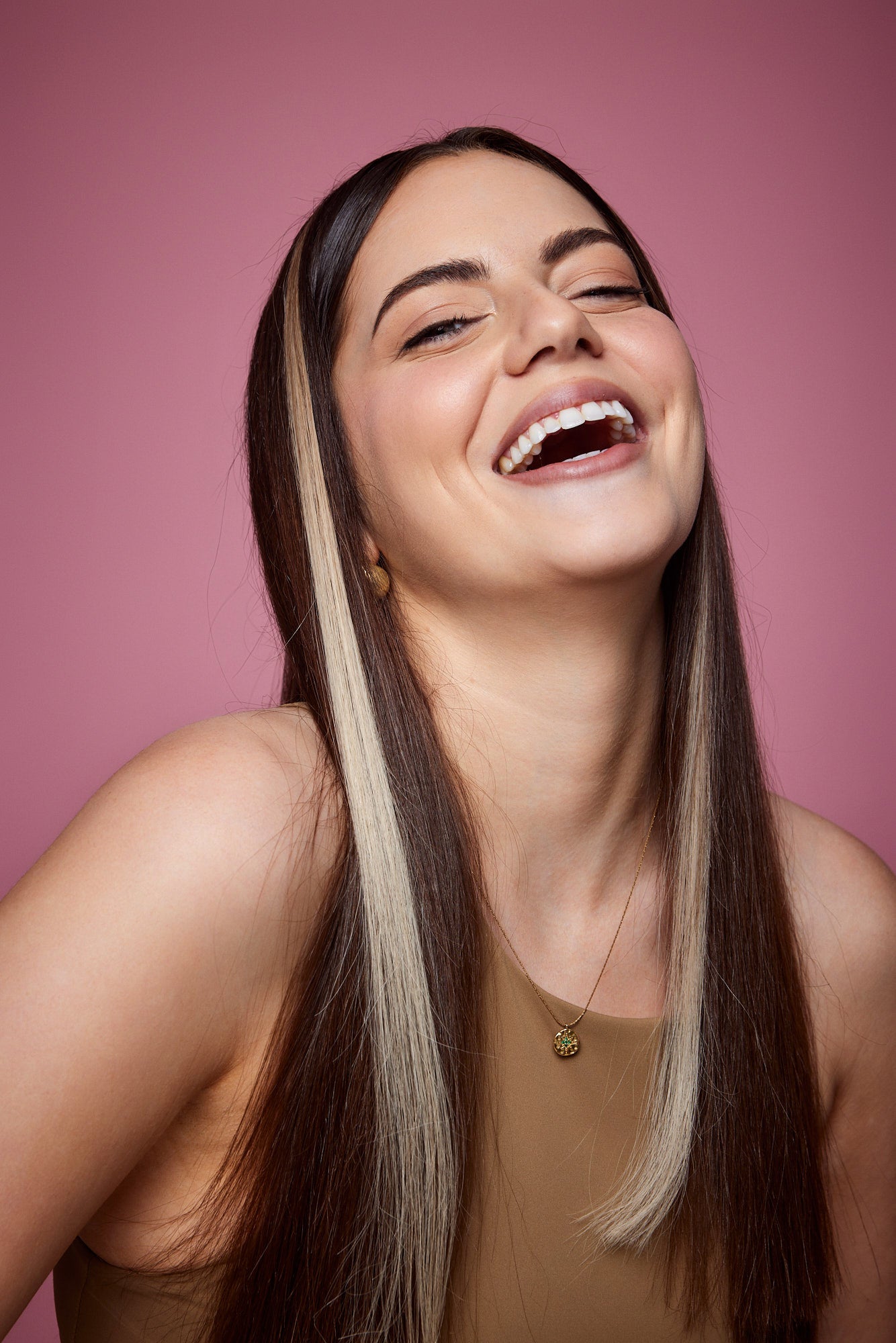 מדיום שוט של בחורה שבשיער שלה שזורים גווני שיער טבעיים בצבע בלונד אפרפר - תוספות השיער מיועדות לחיבור עצמאי, פשוט  וקבוע לשיער או לחיבור זמני - Shufizoo לשיער