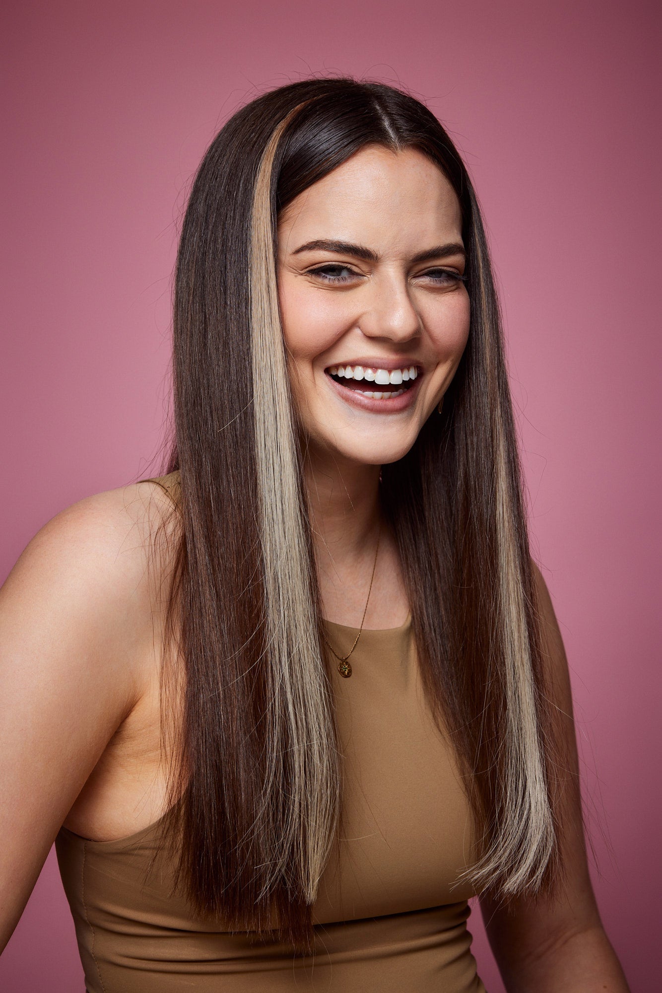 מדיום שוט של בחורה שבשיער שלה שזורים גווני שיער טבעיים בצבע בלונד אפרפר - תוספות השיער מיועדות לחיבור עצמאי, פשוט  וקבוע לשיער או לחיבור זמני - Shufizoo לשיער