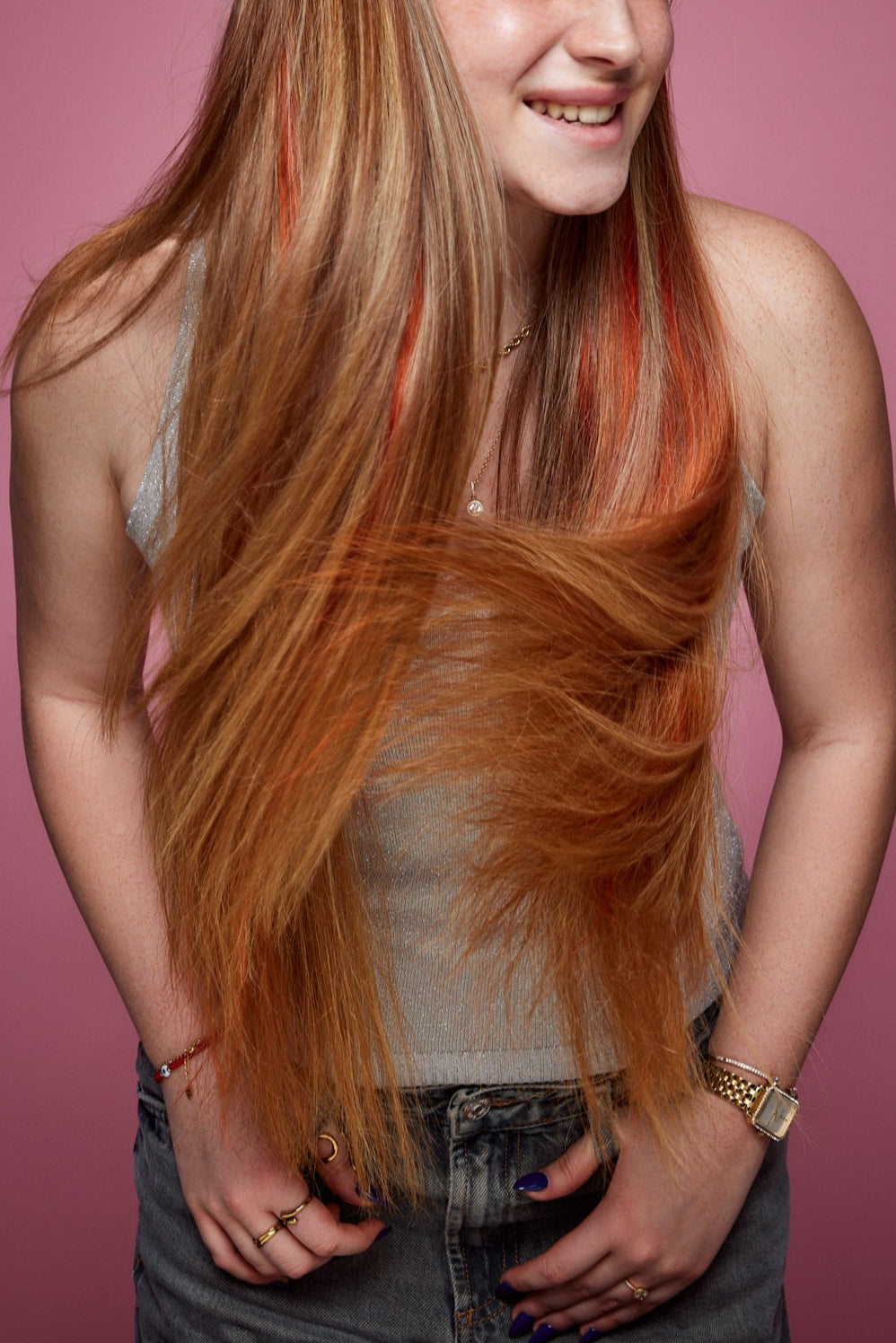 מדיום שוט של בחורה שבשיער שלה שזורים גווני שיער טבעיים, חלקים - בצבע כתום - תוספות השיער מיועדות לחיבור עצמאי, פשוט  וקבוע לשיער או לחיבור זמני לשיער  - Shufizoo