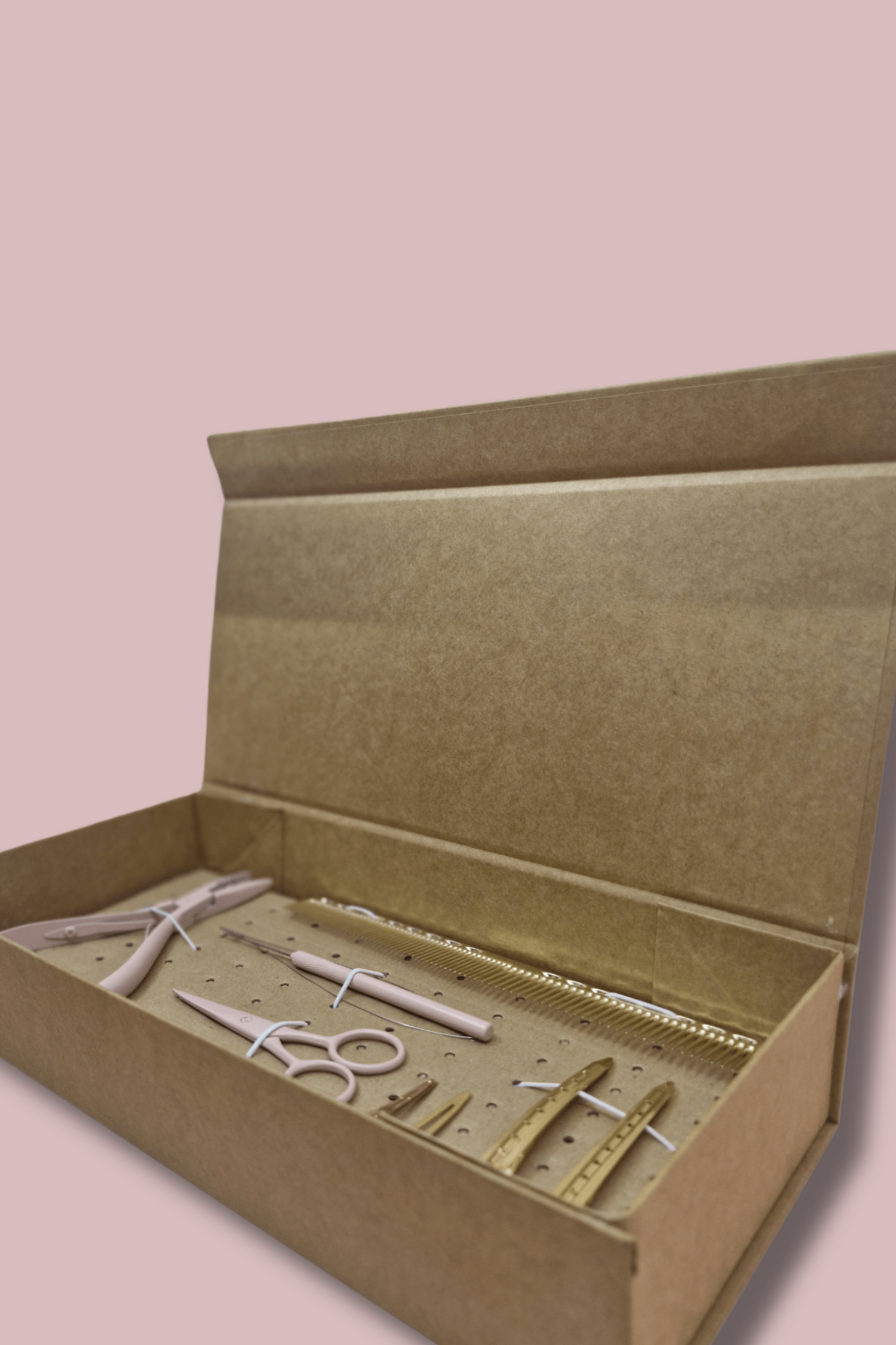 ערכה המכילה פלייר, מסרגה מסרק, מספריים וקליפסים לשיער, עשויים מתכת, בצבעי ורוד וזהב -  ומיועדת לחיבור עצמאי של תוספות שיער