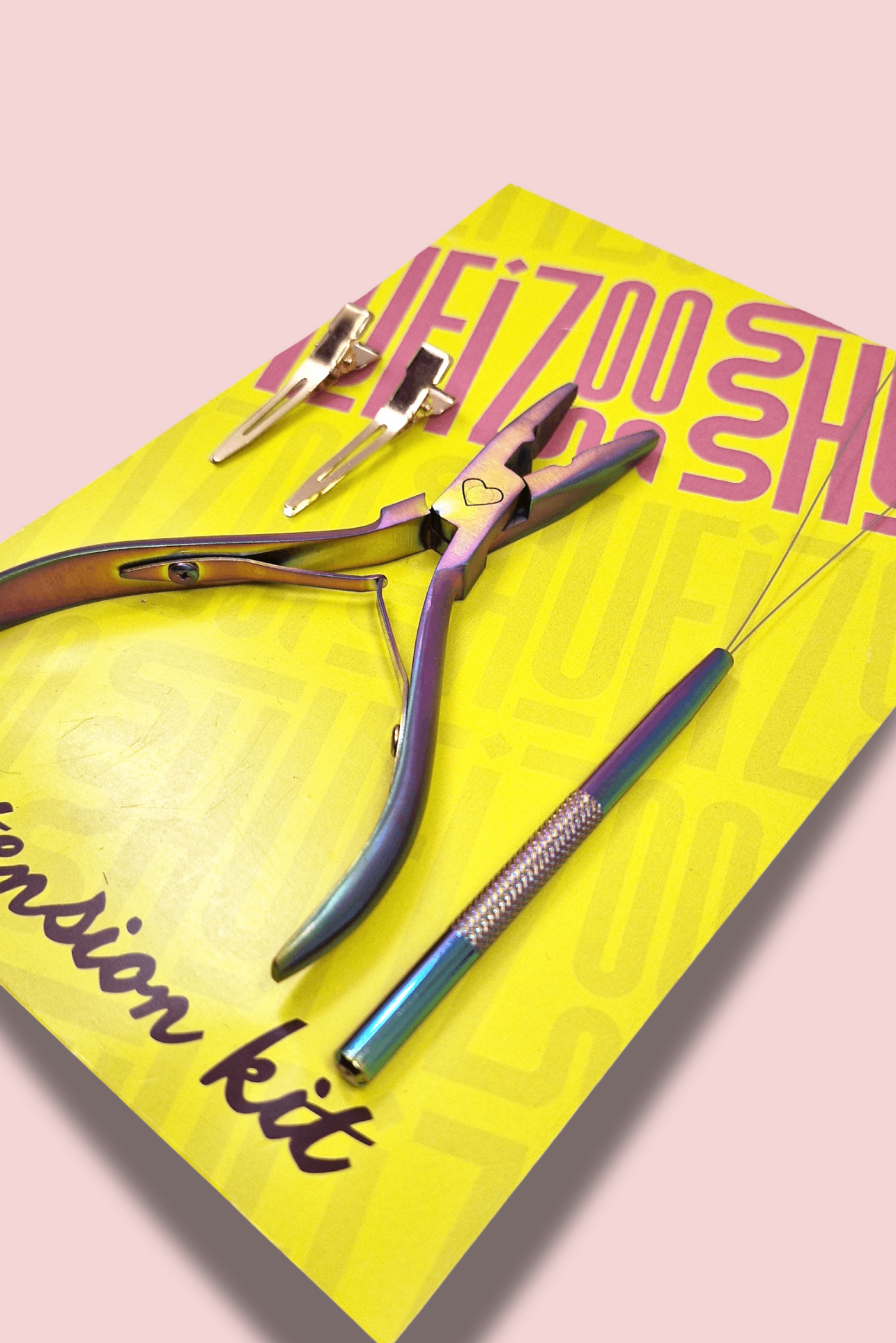 ערכה המכילה פלייר, מסרגה וקליפסים ממתכת - ומיועדת לחיבור עצמאי של תוספות שיער