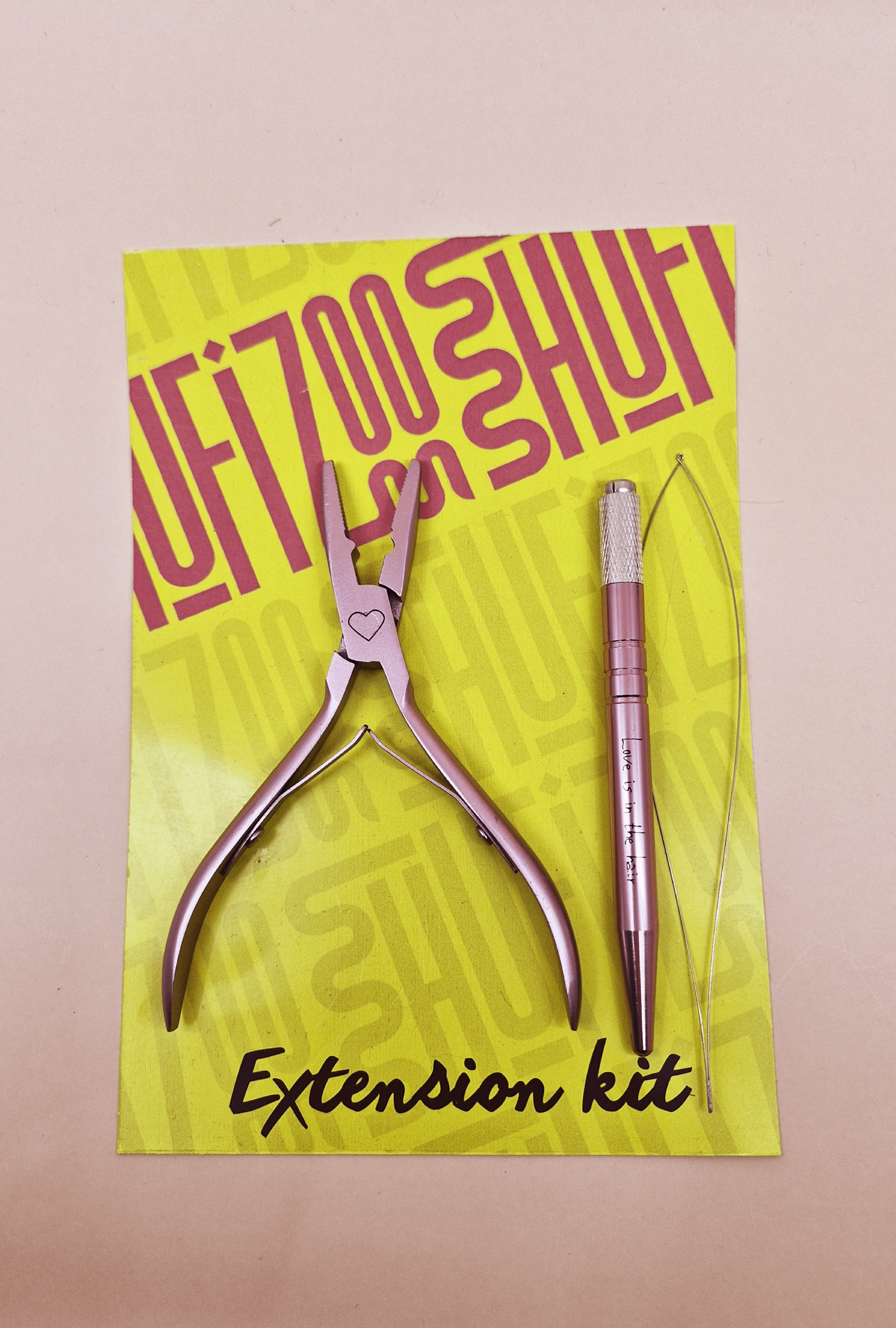 ערכה המכילה פלייר ומסרגה מברזל -  ומיועדת לחיבור עצמאי של תוספות שיער