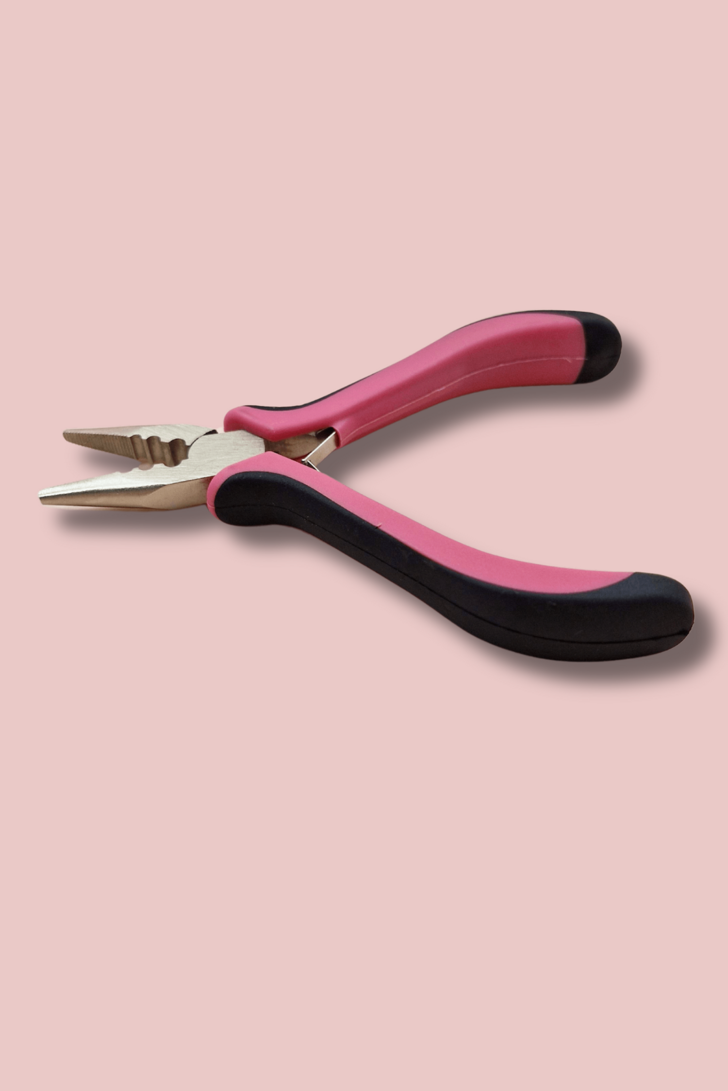 פלייר עשוי מתכת ופלסטיק, בצבע ורוד ושחור - מיועד לחיבור עצמאי של תוספות שיער