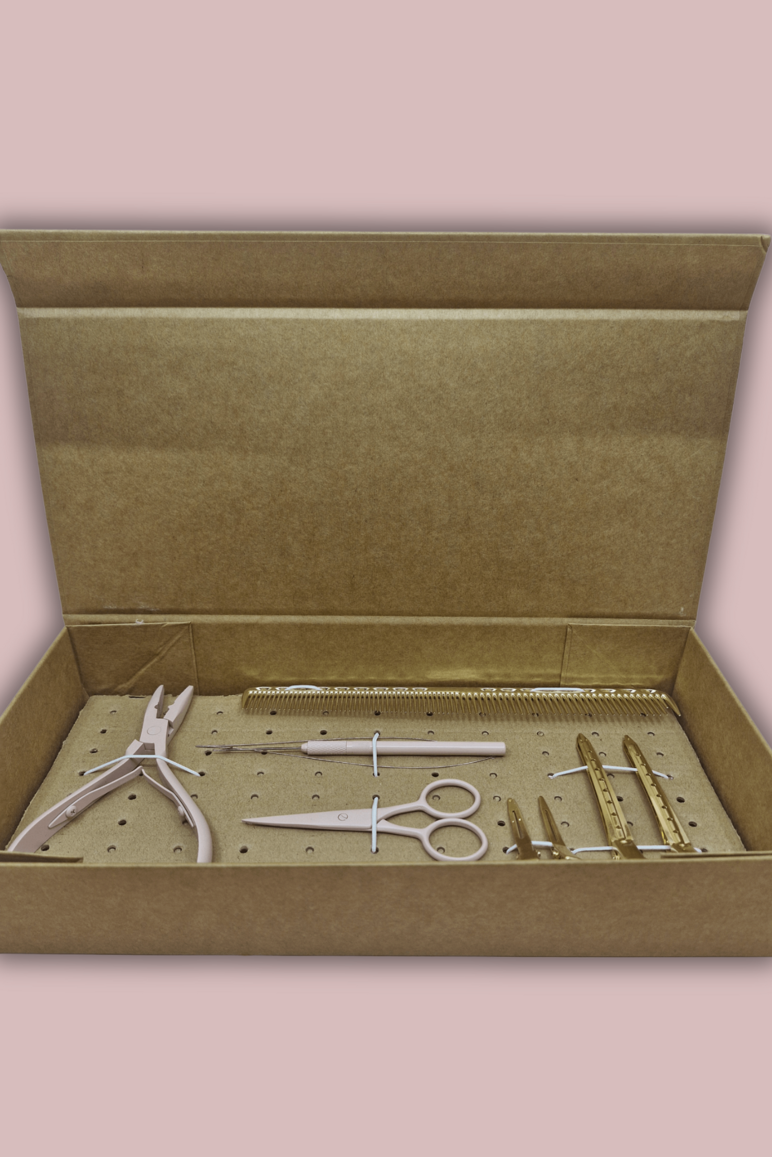 ערכה המכילה פלייר, מסרגה מסרק, מספריים וקליפסים לשיער, עשויים מתכת, בצבעי ורוד וזהב -  ומיועדת לחיבור עצמאי של תוספות שיער