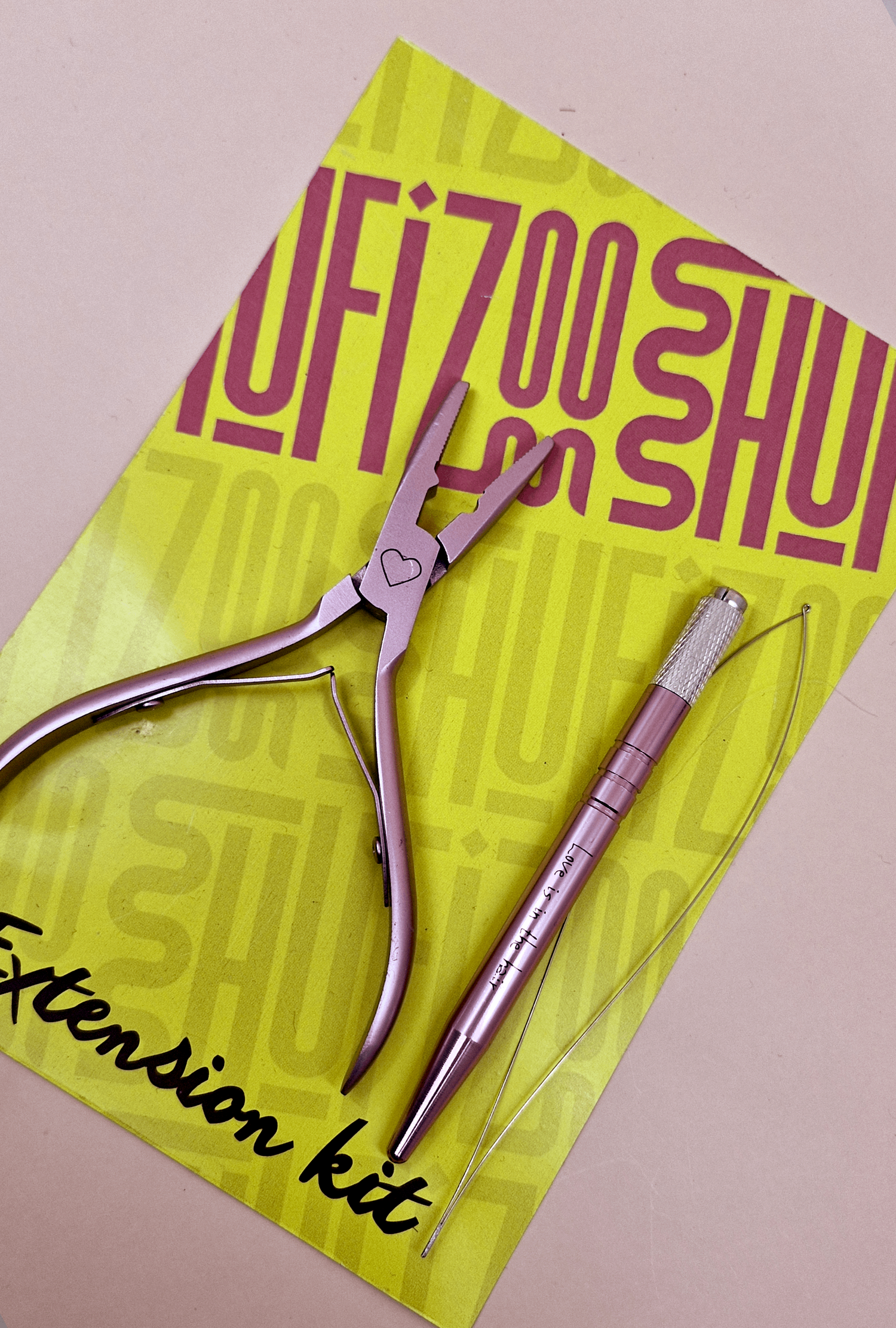 ערכה המכילה פלייר ומסרגה מברזל -  ומיועדת לחיבור עצמאי של תוספות שיער