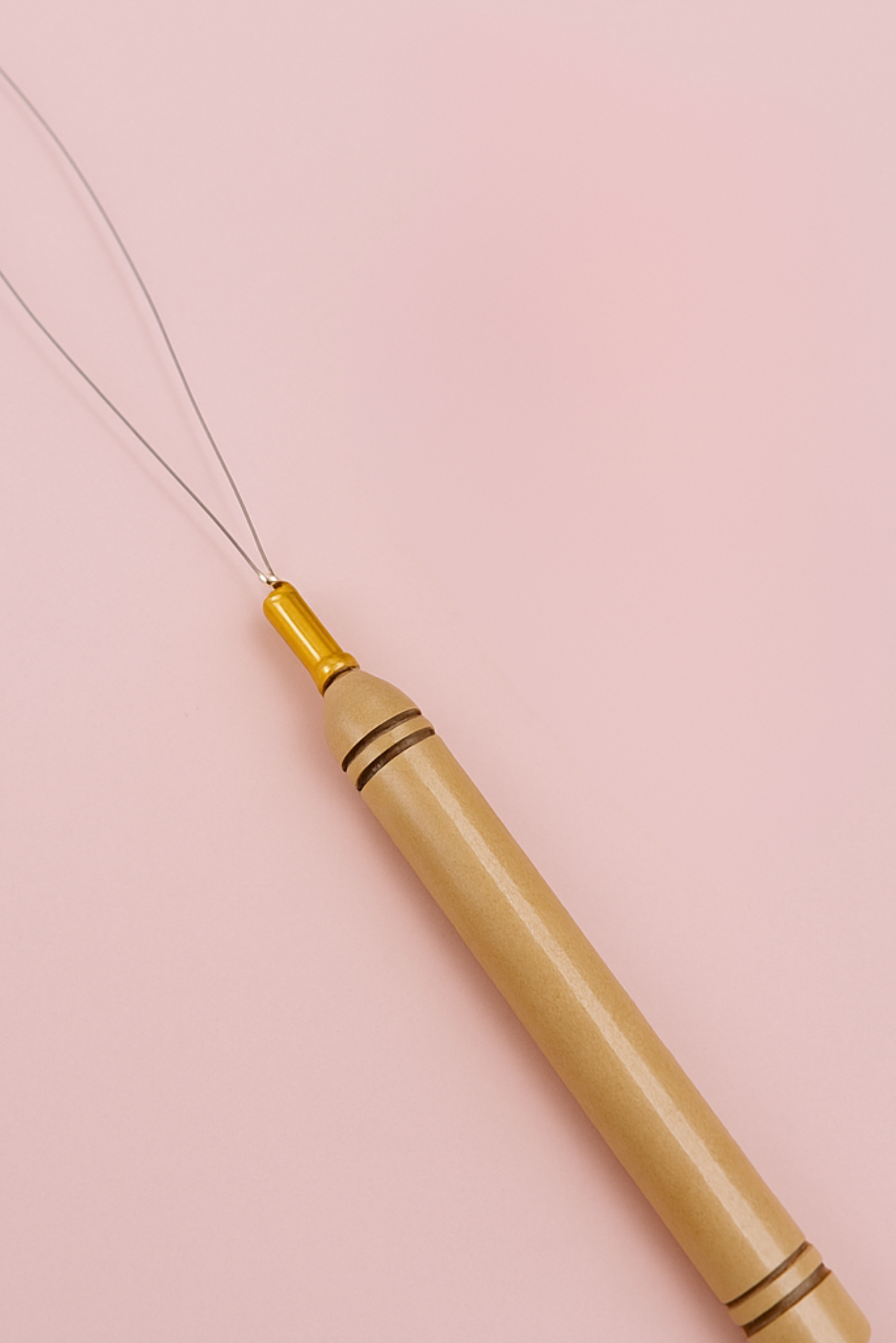 מסרגה עם ידית עץ - מיועדת לחיבור עצמאי של תוספות שיער