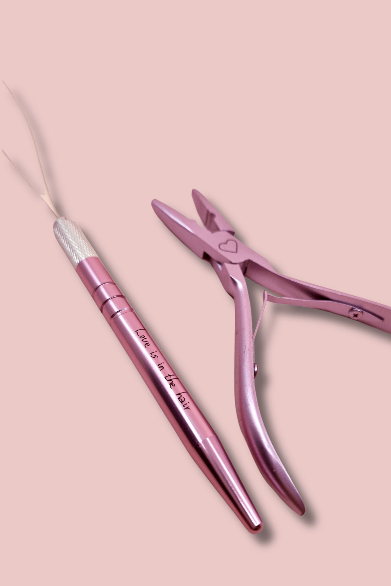 ערכה המכילה פלייר ומסרגה מברזל -  ומיועדת לחיבור עצמאי של תוספות שיער