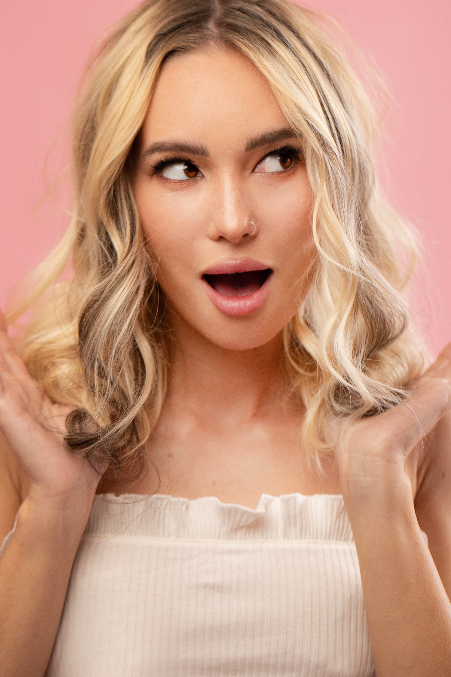 מדיום שוט של בחורה שבשיער שלה שזורים גווני שיער טבעיים, גליים - בצבע חום כהה - תוספות השיער מיועדות לחיבור עצמאי, פשוט  וקבוע לשיער או לחיבור זמני - Shufizoo לשיער