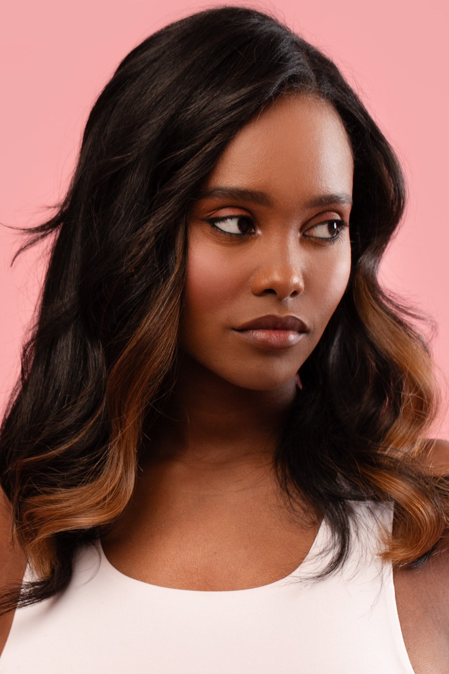 קלוז אפ של בחורה שבשיער שלה שזורים גווני שיער טבעיים, גליים - בצבע חום אדמדם - תוספות השיער מיועדות לחיבור עצמאי, פשוט  וקבוע לשיער או לחיבור זמני - Shufizoo לשיער