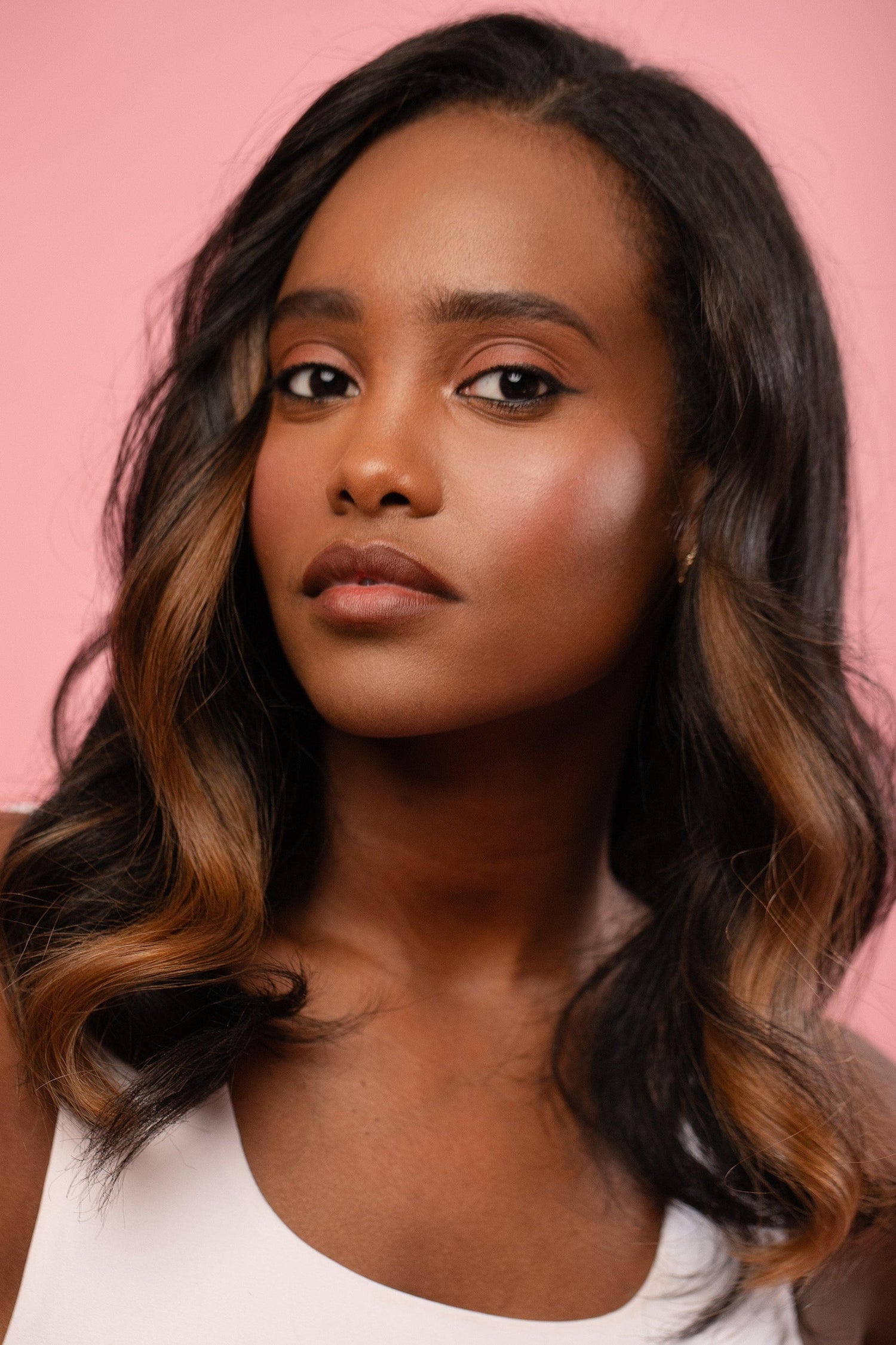 קלוז אפ של בחורה שבשיער שלה שזורים גווני שיער טבעיים, גליים - בצבע חום אדמדם - תוספות השיער מיועדות לחיבור עצמאי, פשוט  וקבוע לשיער או לחיבור זמני - Shufizoo לשיער