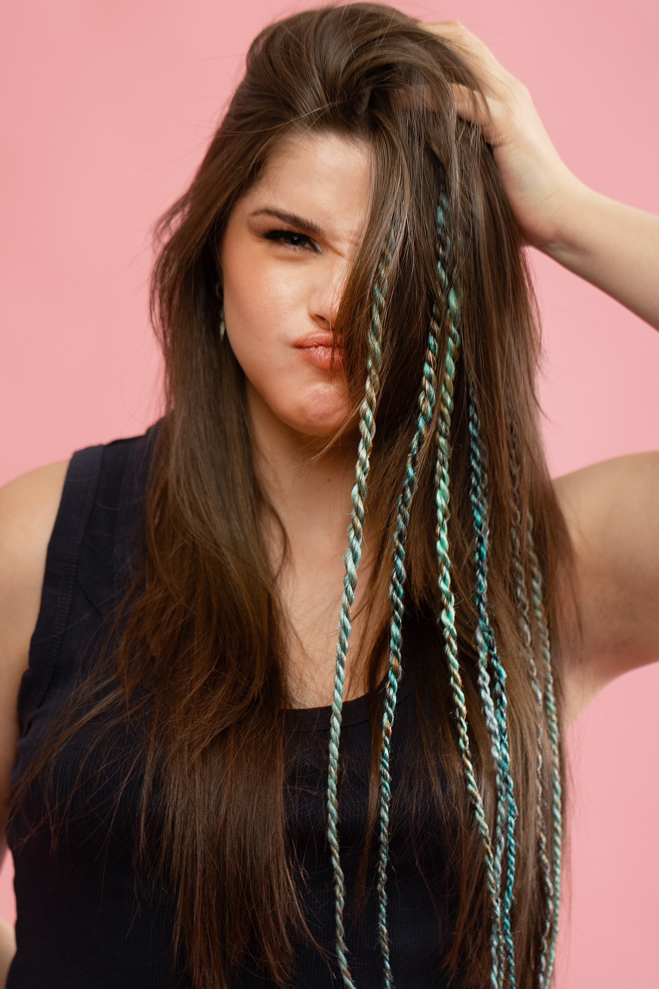 בחורה עם שיער חום שוקולד שעליו שזורות צמות חבל - נקראות גם צמות על 2 - בגווני טורקיז מדהימים - shufizoo