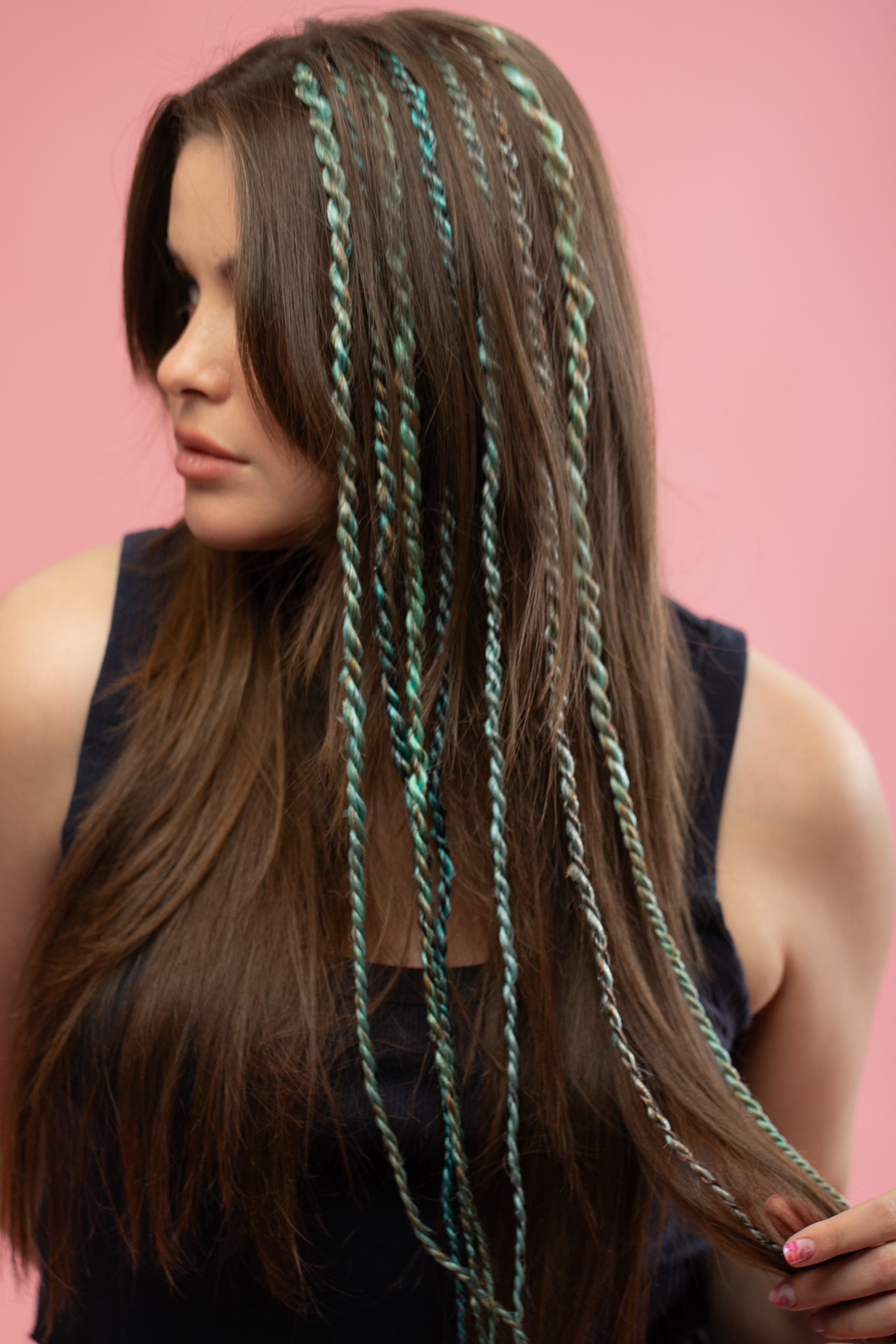 בחורה עם שיער חום שוקולד שעליו שזורות צמות חבל - נקראות גם צמות על 2 - בגווני טורקיז מדהימים - shufizoo