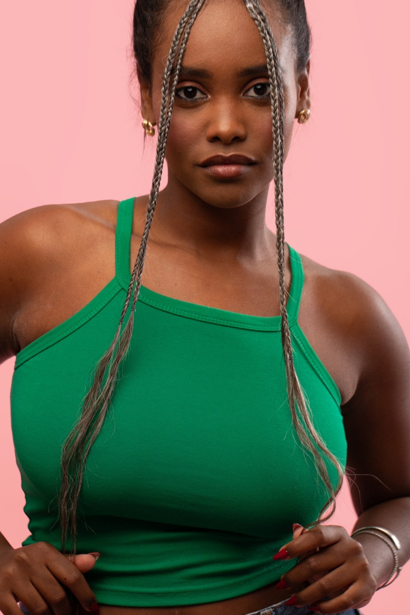 מדיום שוט של בחורה שבשיער שלה שזורים גווני שיער טבעיים, שזורים לצמות - בצבע שיער שיבה - תוספות השיער מיועדות לחיבור עצמאי, פשוט  וקבוע לשיער או לחיבור זמני - Shufizoo לשיער