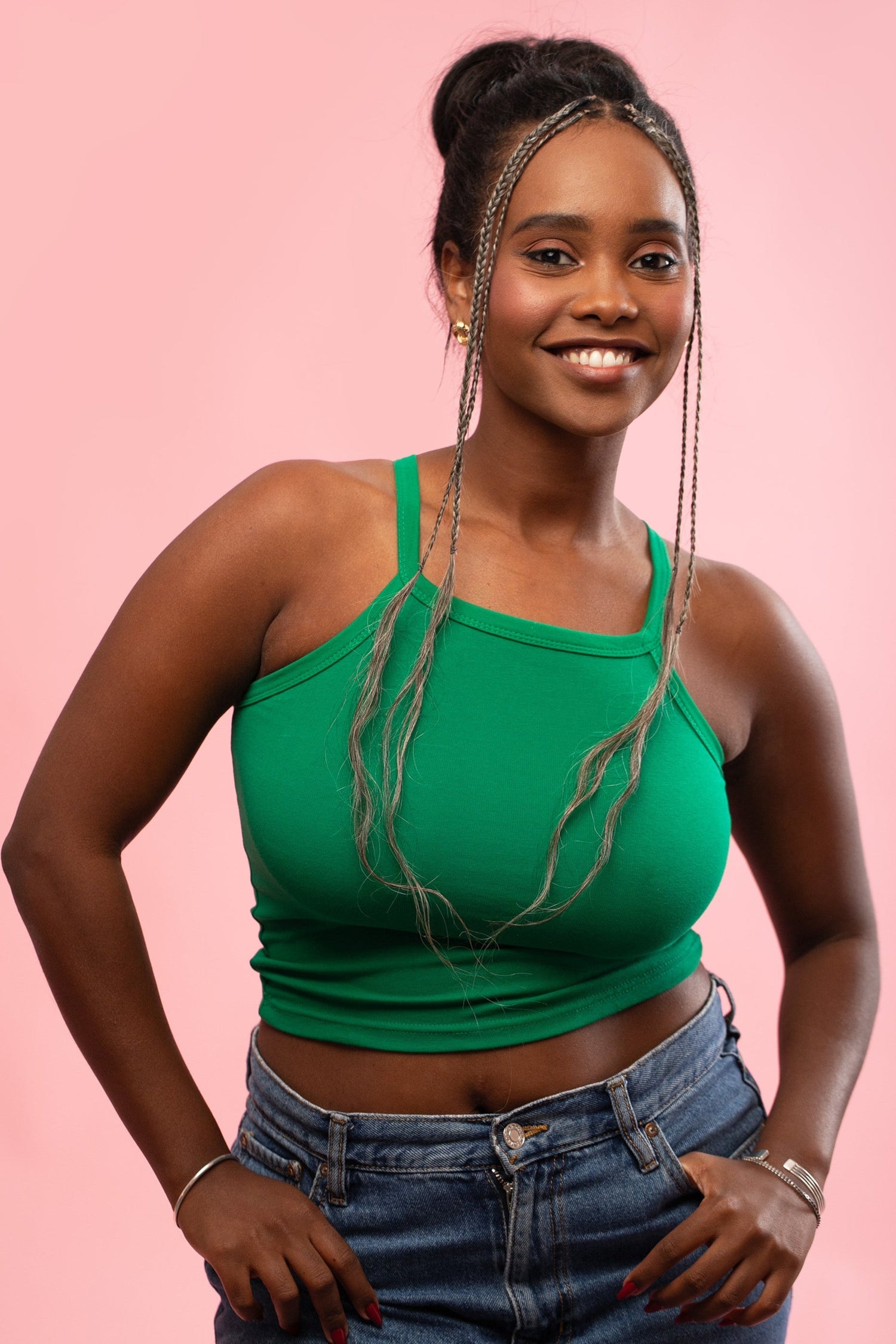 מדיום שוט של בחורה שבשיער שלה שזורים גווני שיער טבעיים, שזורים לצמות - בצבע שיער שיבה - תוספות השיער מיועדות לחיבור עצמאי, פשוט  וקבוע לשיער או לחיבור זמני - Shufizoo לשיער