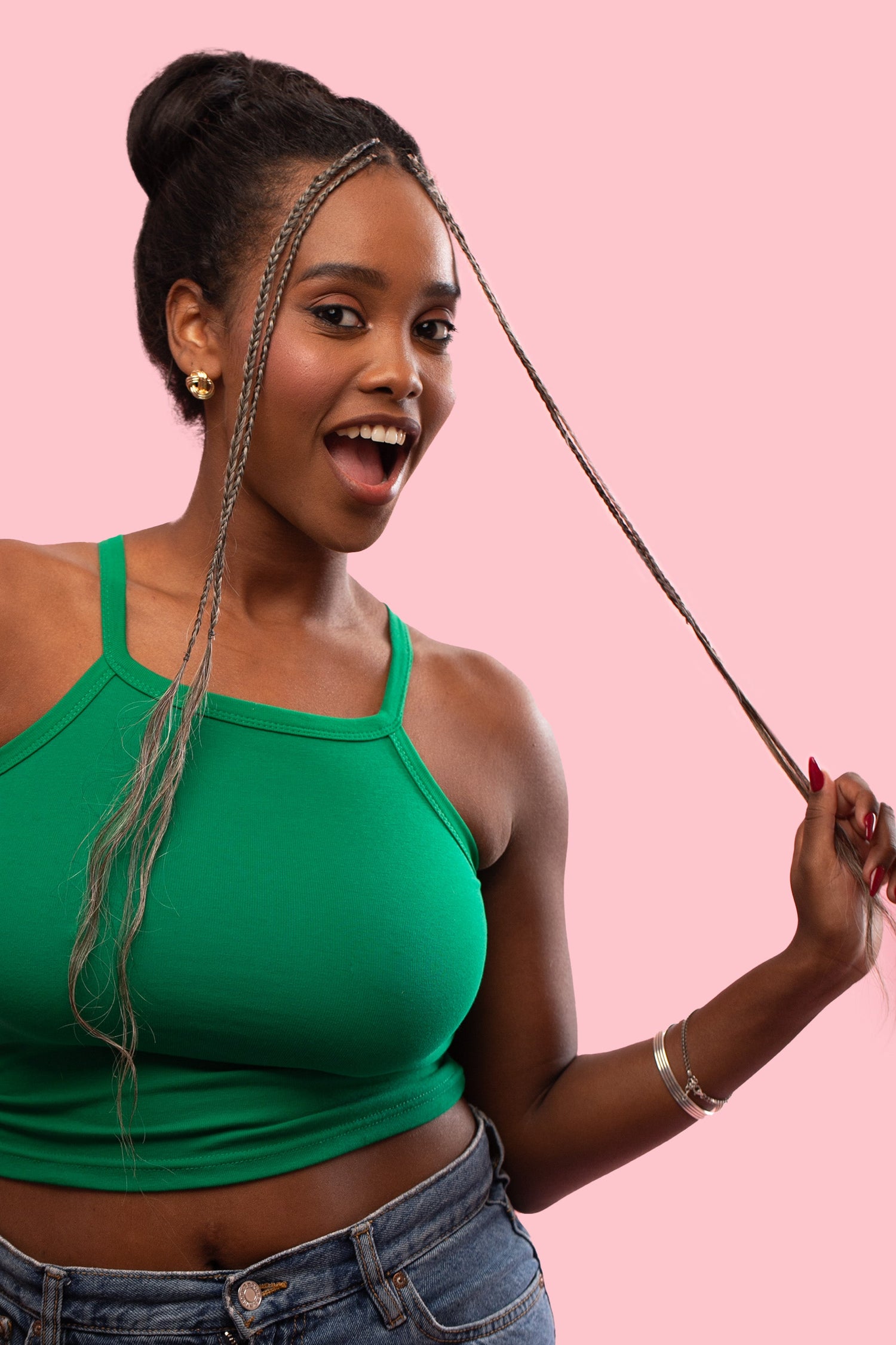 מדיום שוט של בחורה שבשיער שלה שזורים גווני שיער טבעיים, שזורים לצמות - בצבע שיער שיבה - תוספות השיער מיועדות לחיבור עצמאי, פשוט  וקבוע לשיער או לחיבור זמני - Shufizoo לשיער