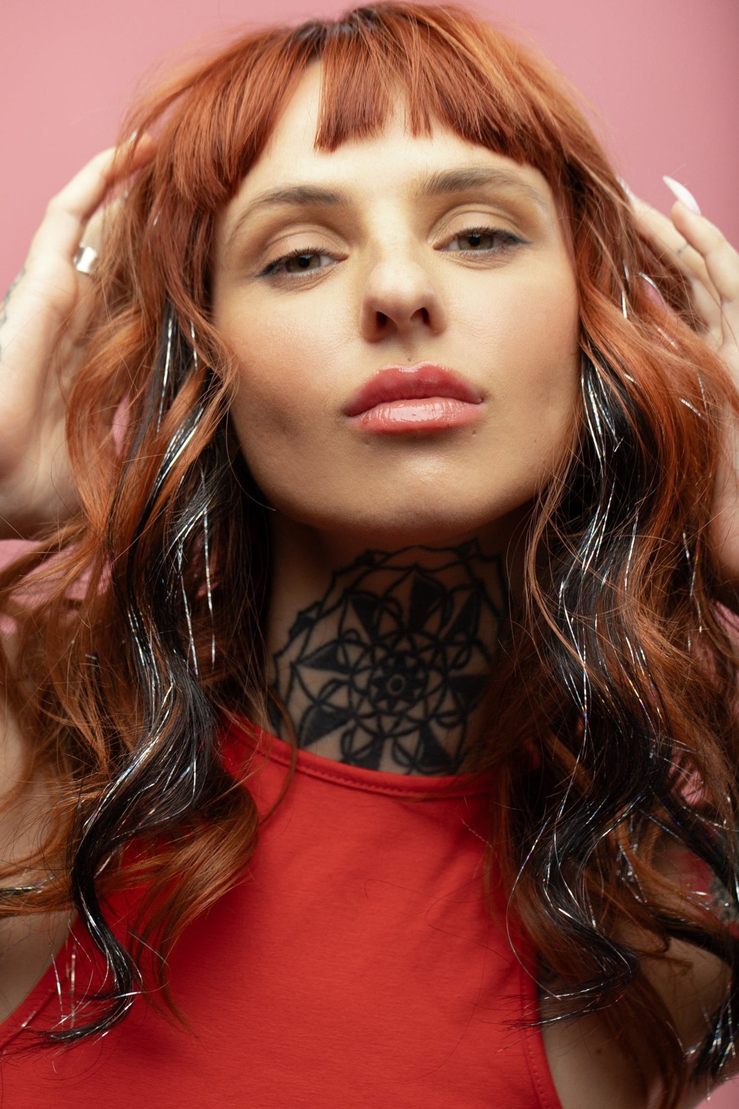 קלוז אפ של בחורה שבשיער שלה שזורים גווני שיער טבעיים בצבע שחור - תוספות השיער מעורבבות עם גווני פיות כסופים ומיועדות לחיבור עצמאי, פשוט  וקבוע לשיער או לחיבור זמני - Shufizoo לשיער