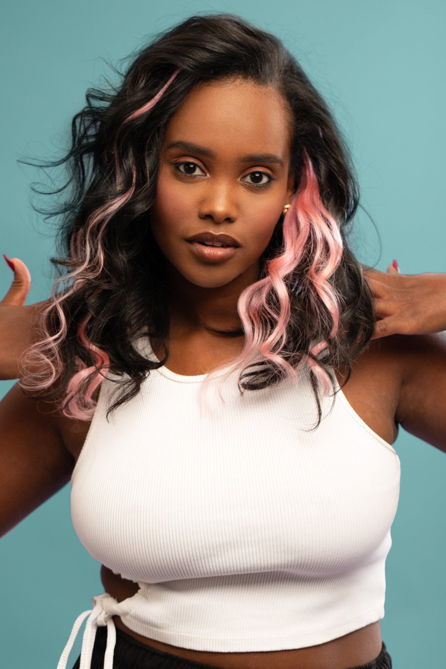 מדיום שוט של בחורה שבשיער שלה שזורים גווני שיער טבעיים, גליים - בצבע ורוד בייבי - תוספות השיער מיועדות לחיבור עצמאי, פשוט  וקבוע לשיער או לחיבור זמני לשיער  - Shufizoo