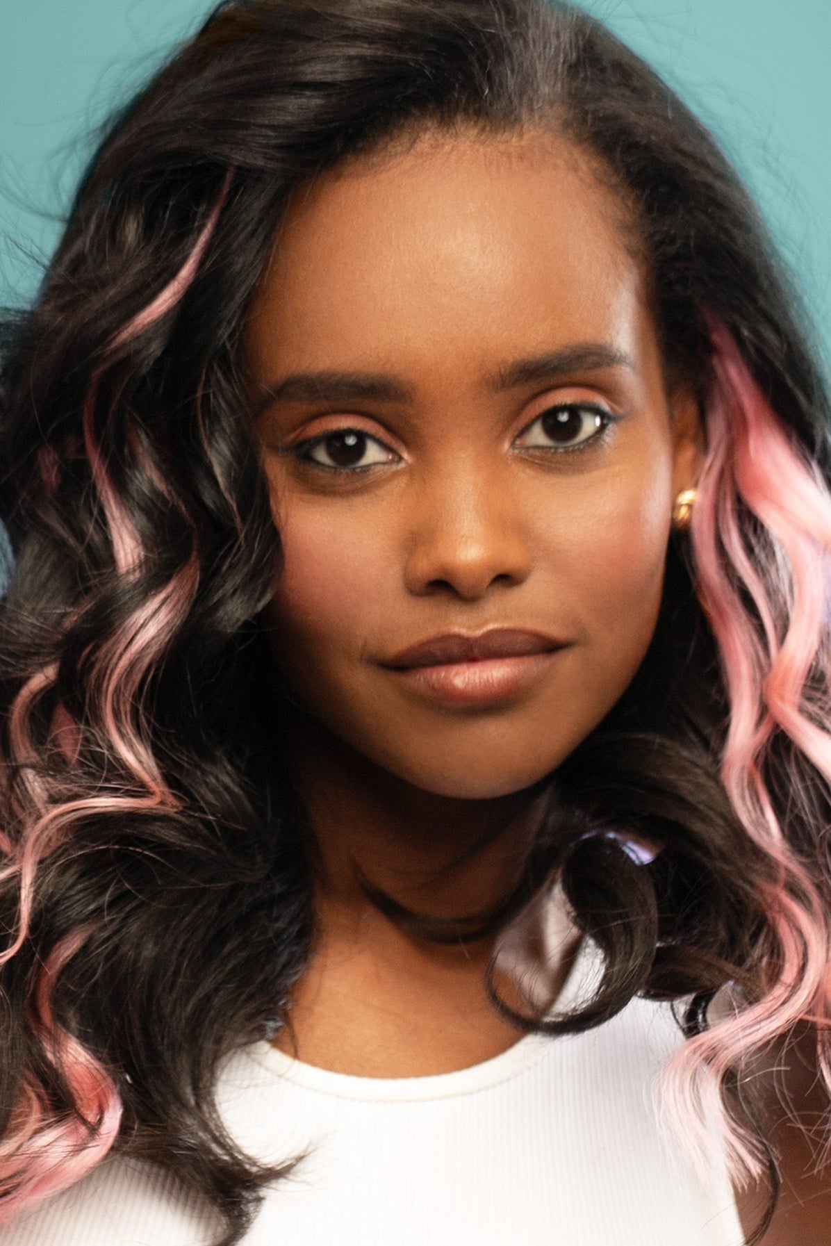 קלוז אפ של בחורה שבשיער שלה שזורים גווני שיער טבעיים, גליים - בצבע ורוד בייבי - תוספות השיער מיועדות לחיבור עצמאי, פשוט  וקבוע לשיער או לחיבור זמני לשיער  - Shufizoo