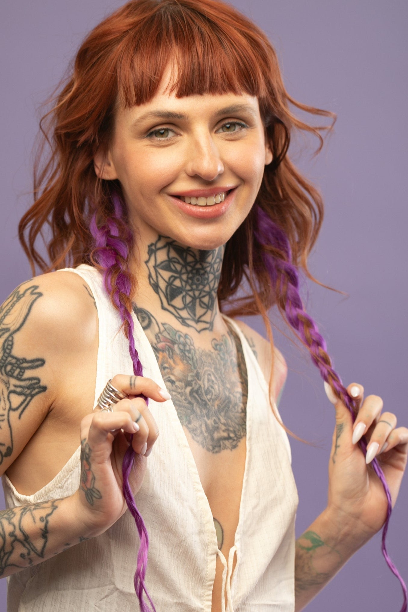 מדיום שוט של בחורה שבשיער שלה שזורים גווני שיער טבעיים - בצבע סגול כהה - תוספות השיער מיועדות לחיבור עצמאי, פשוט  וקבוע לשיער או לחיבור זמני לשיער  - Shufizoo