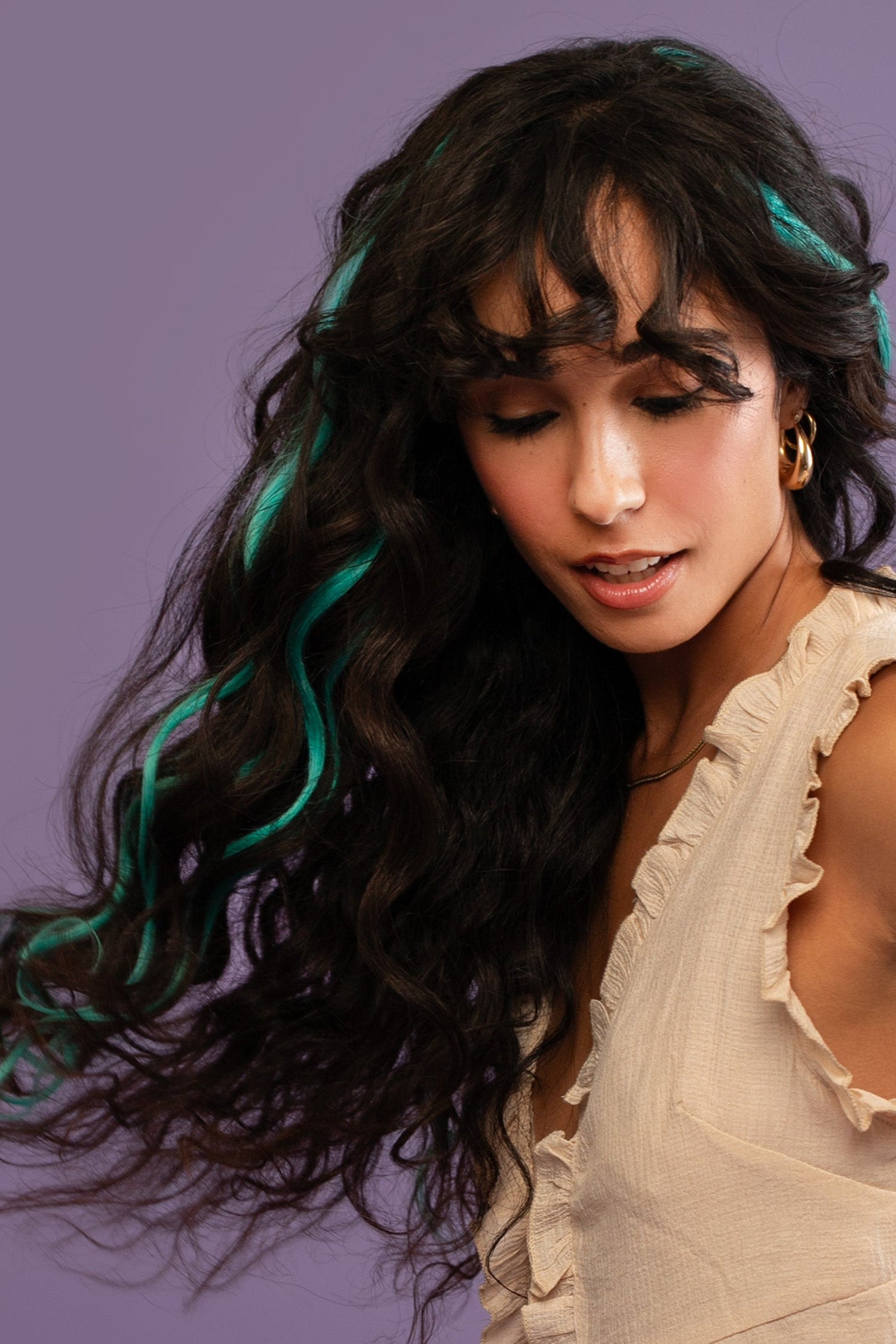 קלוז אפ של בחורה שבשיער שלה שזורים גווני שיער טבעיים, גליים - בצבע טורקיז בהיר - תוספות השיער מיועדות לחיבור עצמאי, פשוט  וקבוע לשיער או לחיבור זמני לשיער  - Shufizoo