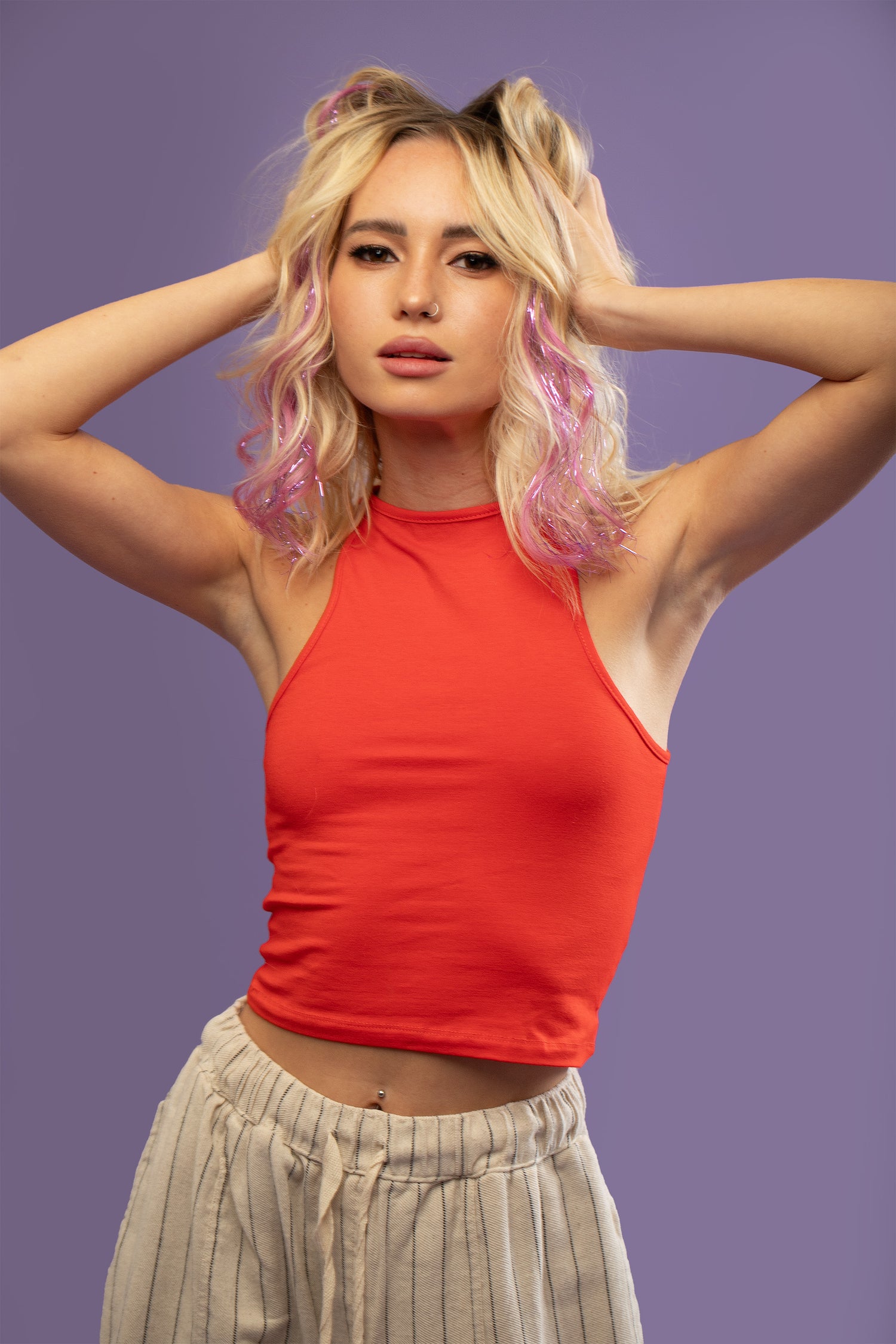 מדיום שוט של בחורה שבשיער שלה שזורים גווני שיער טבעיים, גליים - בצבע מג&