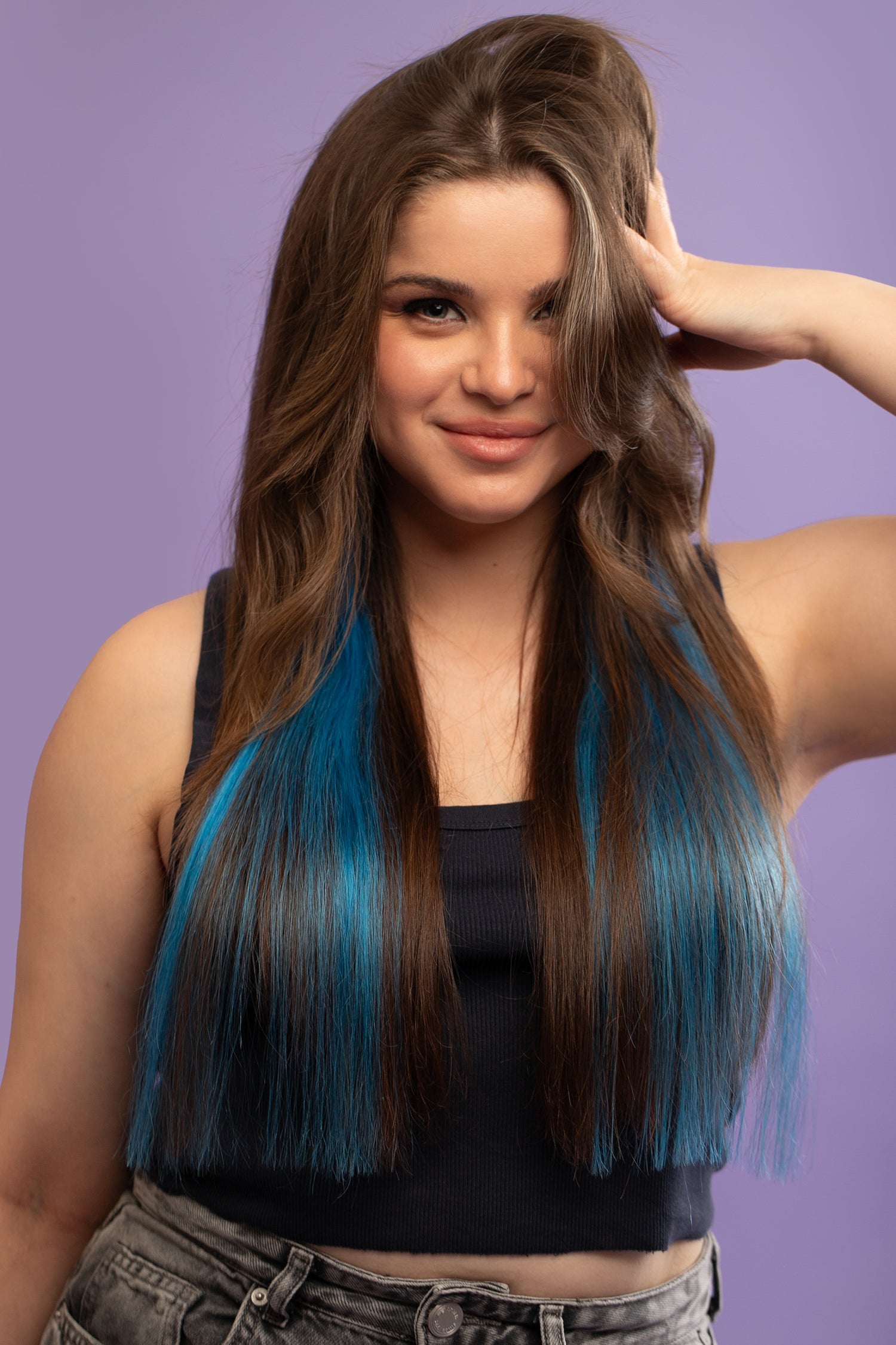 מדיום שוט של בחורה שבשיער שלה שזורים גווני שיער טבעיים, חלקים- בצבע כחול ים - תוספות השיער מיועדות לחיבור עצמאי, פשוט  וקבוע לשיער או לחיבור זמני לשיער  - Shufizoo