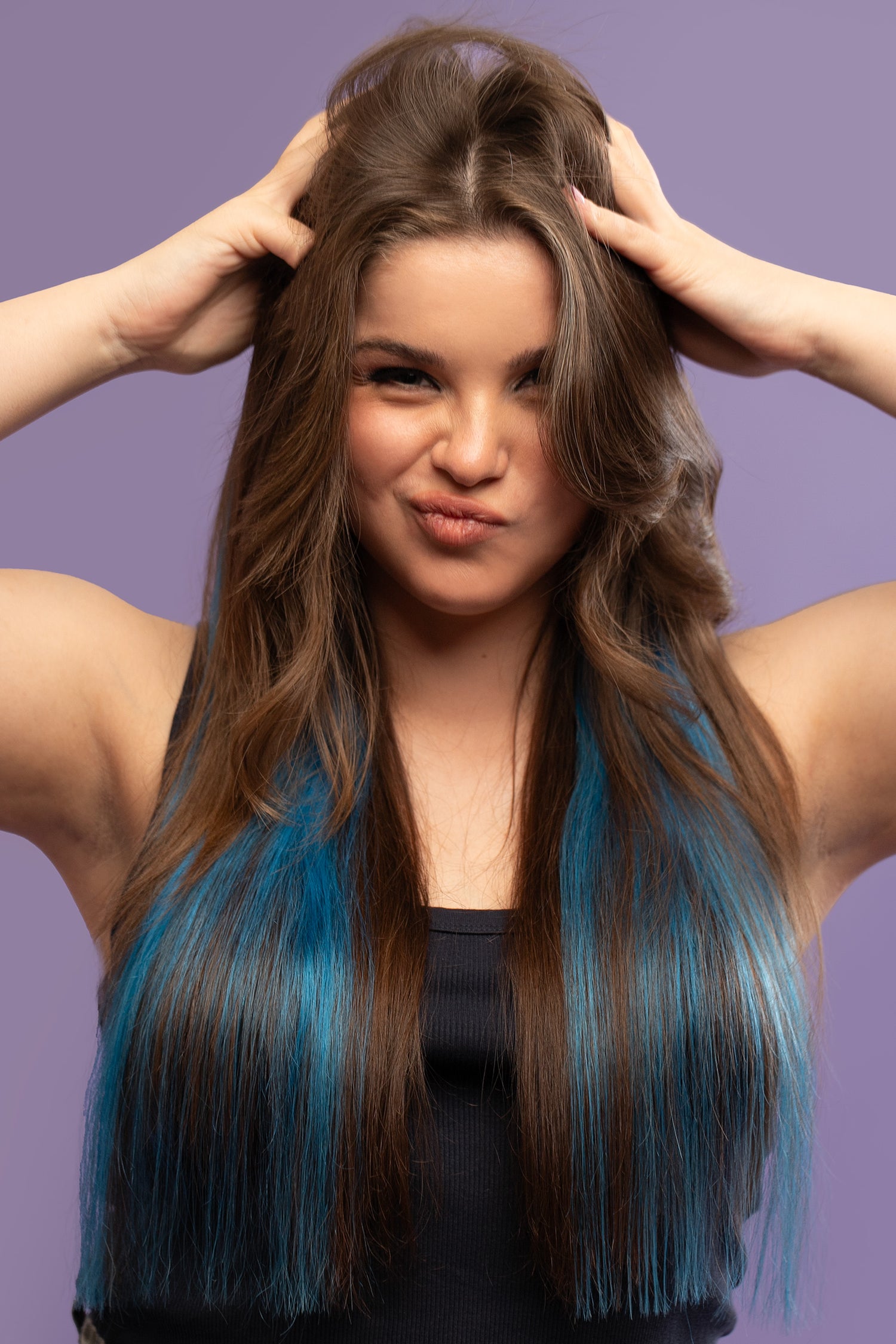 מדיום שוט של בחורה שבשיער שלה שזורים גווני שיער טבעיים, חלקים- בצבע כחול ים - תוספות השיער מיועדות לחיבור עצמאי, פשוט  וקבוע לשיער או לחיבור זמני לשיער  - Shufizoo