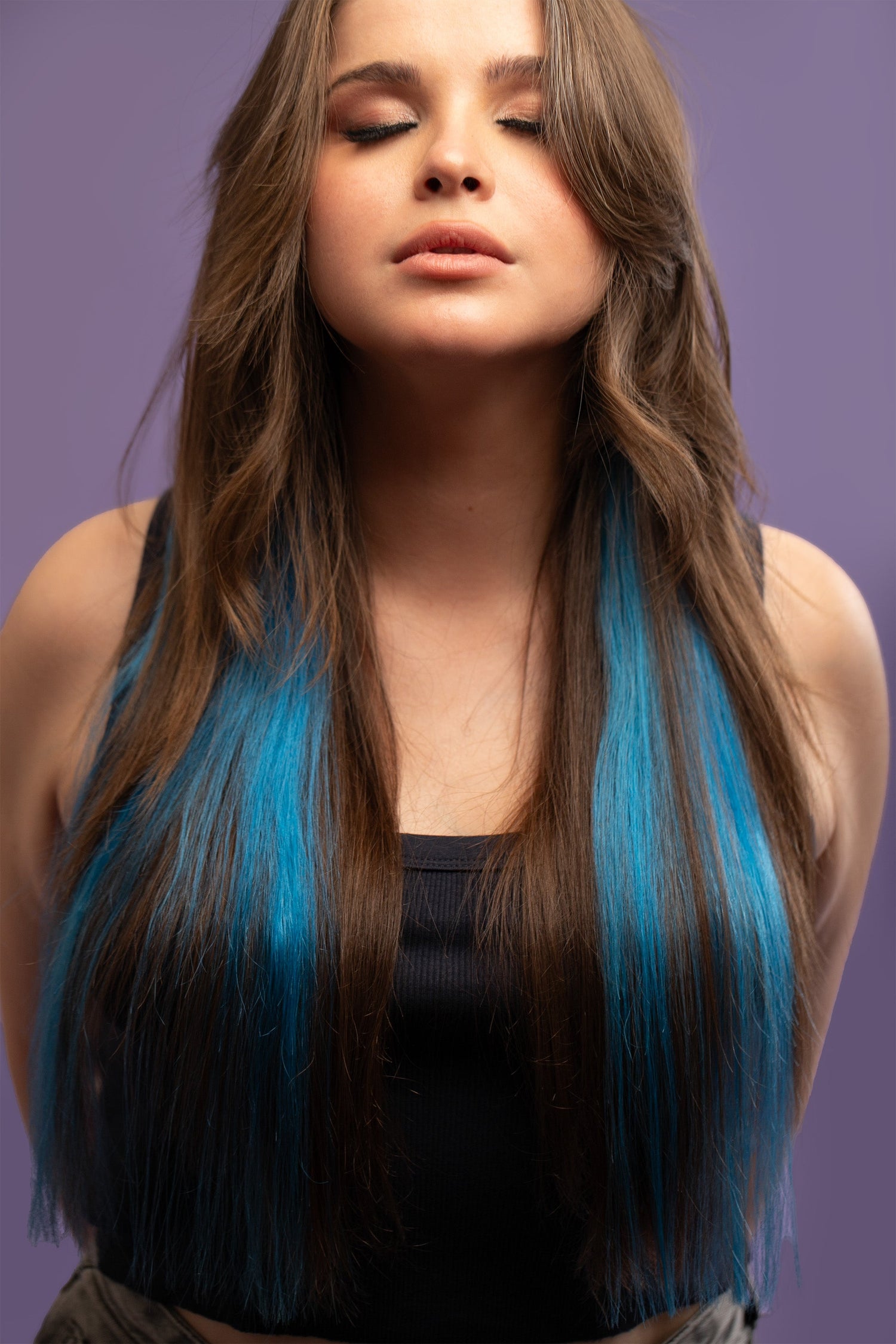 מדיום שוט של בחורה שבשיער שלה שזורים גווני שיער טבעיים, חלקים- בצבע כחול ים - תוספות השיער מיועדות לחיבור עצמאי, פשוט  וקבוע לשיער או לחיבור זמני לשיער  - Shufizoo