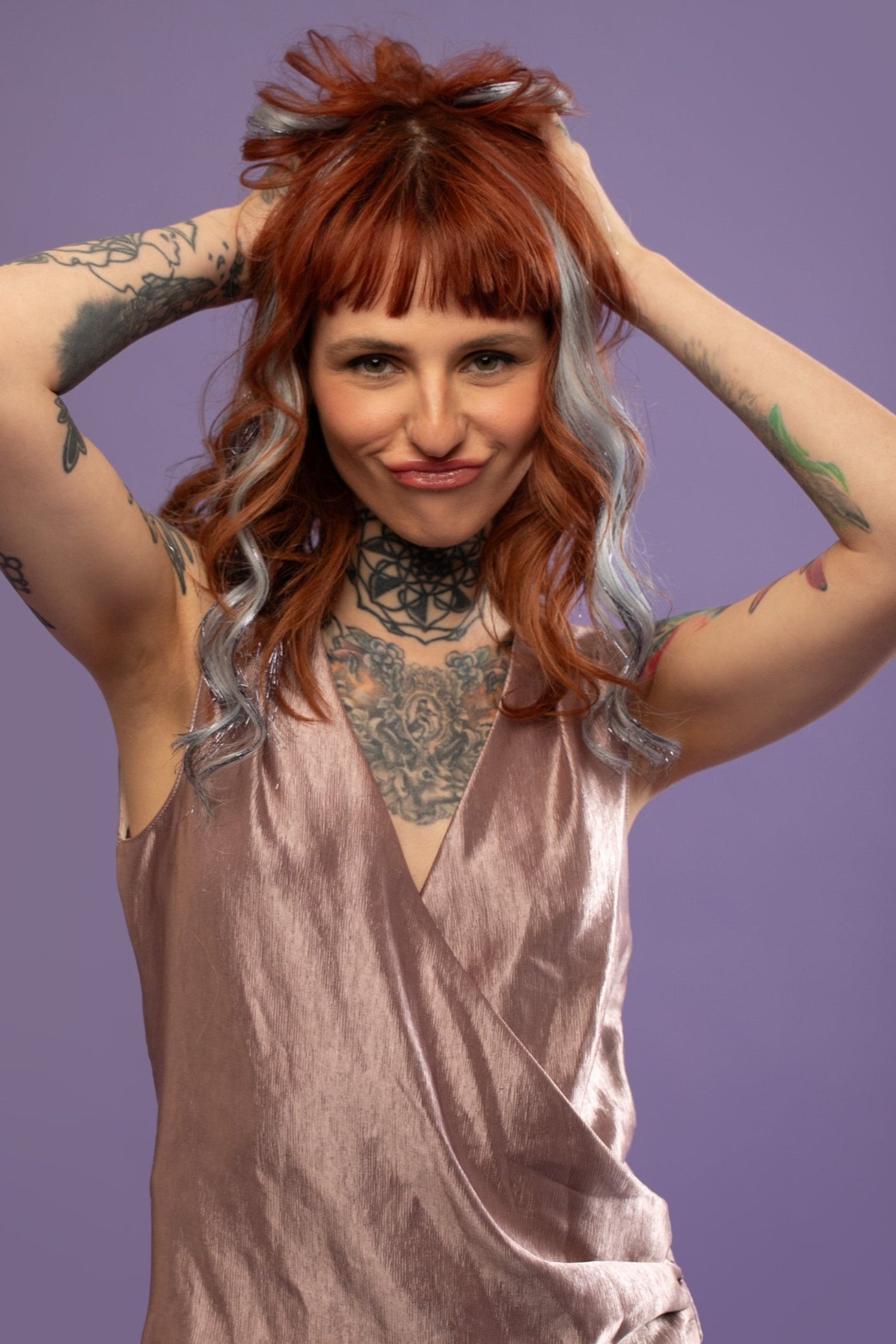 מדיום שוט של בחורה שבשיער שלה שזורים גווני שיער טבעיים, גליים - בצבע תכלת אפרפר בהיר - תוספות השיער מעורבבות עם גווני פיות זוהרים ומיועדות לחיבור עצמאי, פשוט  וקבוע לשיער או לחיבור זמני לשיער  - Shufizoo