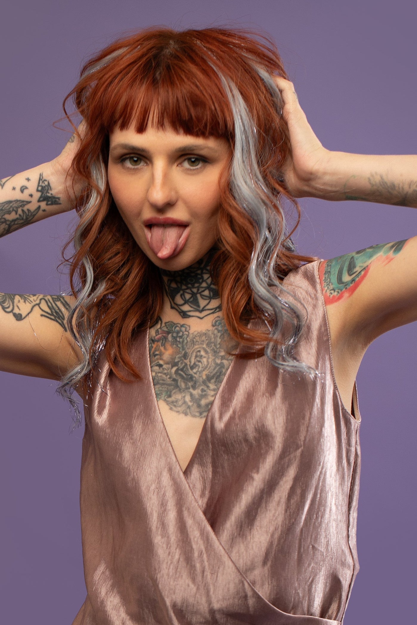 מדיום שוט של בחורה שבשיער שלה שזורים גווני שיער טבעיים, גליים - בצבע תכלת אפרפר בהיר - תוספות השיער מעורבבות עם גווני פיות זוהרים ומיועדות לחיבור עצמאי, פשוט  וקבוע לשיער או לחיבור זמני לשיער  - Shufizoo