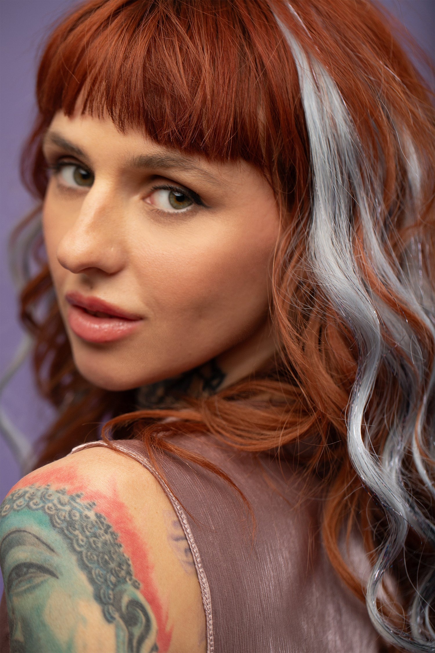 קלוז אפ של בחורה שבשיער שלה שזורים גווני שיער טבעיים, גליים - בצבע תכלת אפרפר בהיר - תוספות השיער מעורבבות עם גווני פיות זוהרים ומיועדות לחיבור עצמאי, פשוט  וקבוע לשיער או לחיבור זמני לשיער  - Shufizoo