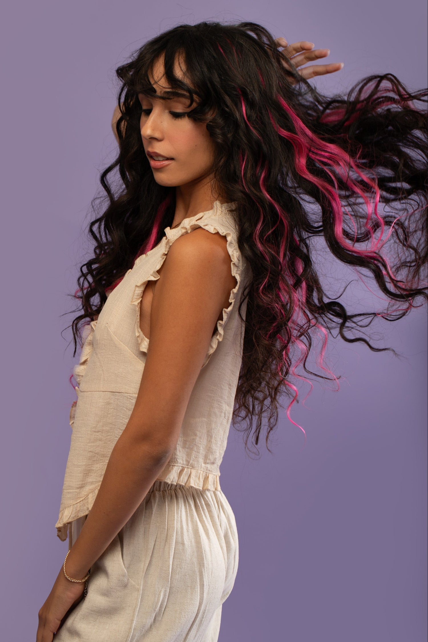 מדיום שוט של בחורה שבשיער שלה שזורים גווני שיער טבעיים, גליים - בצבע ורוד עמוק - תוספות השיער מיועדות לחיבור עצמאי, פשוט  וקבוע לשיער או לחיבור זמני לשיער  - Shufizoo