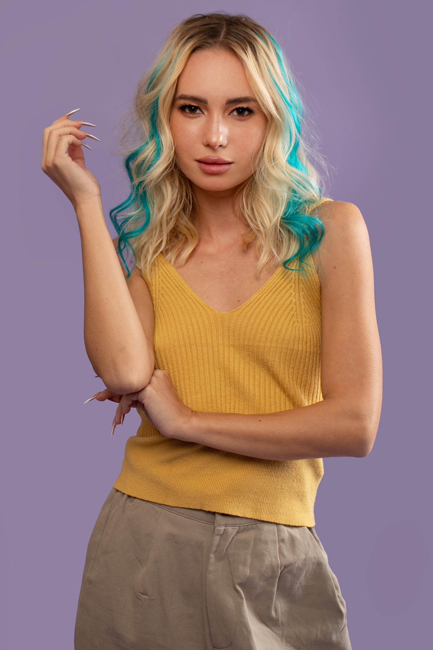 מדיום שוט של בחורה שבשיער שלה שזורים גווני שיער טבעיים, גליים - בצבע טורקיז כהה  - תוספות השיער מיועדות לחיבור עצמאי, פשוט  וקבוע לשיער או לחיבור זמני לשיער  - Shufizoo