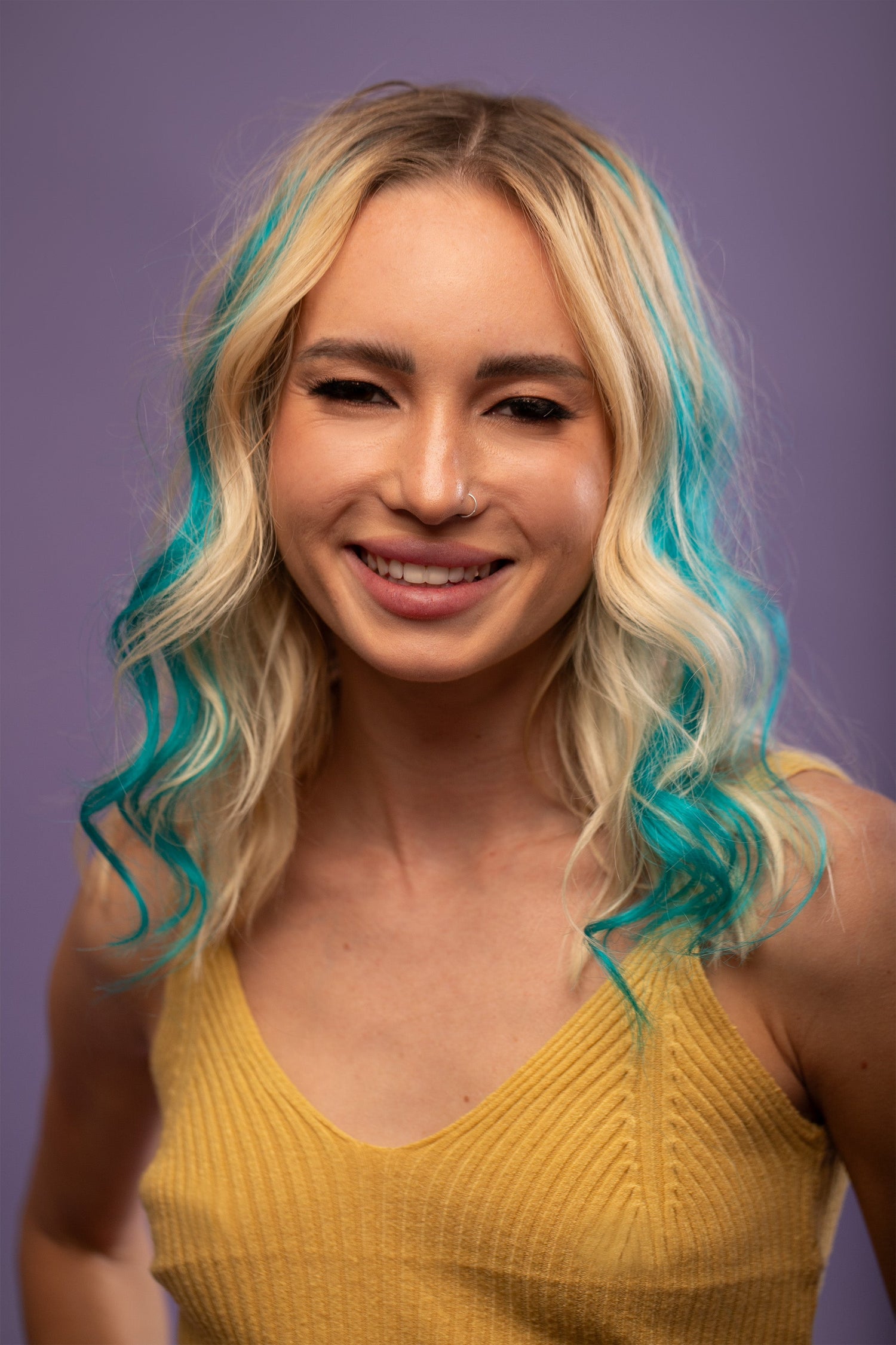 מדיום שוט של בחורה שבשיער שלה שזורים גווני שיער טבעיים, גליים - בצבע טורקיז כהה  - תוספות השיער מיועדות לחיבור עצמאי, פשוט  וקבוע לשיער או לחיבור זמני לשיער  - Shufizoo