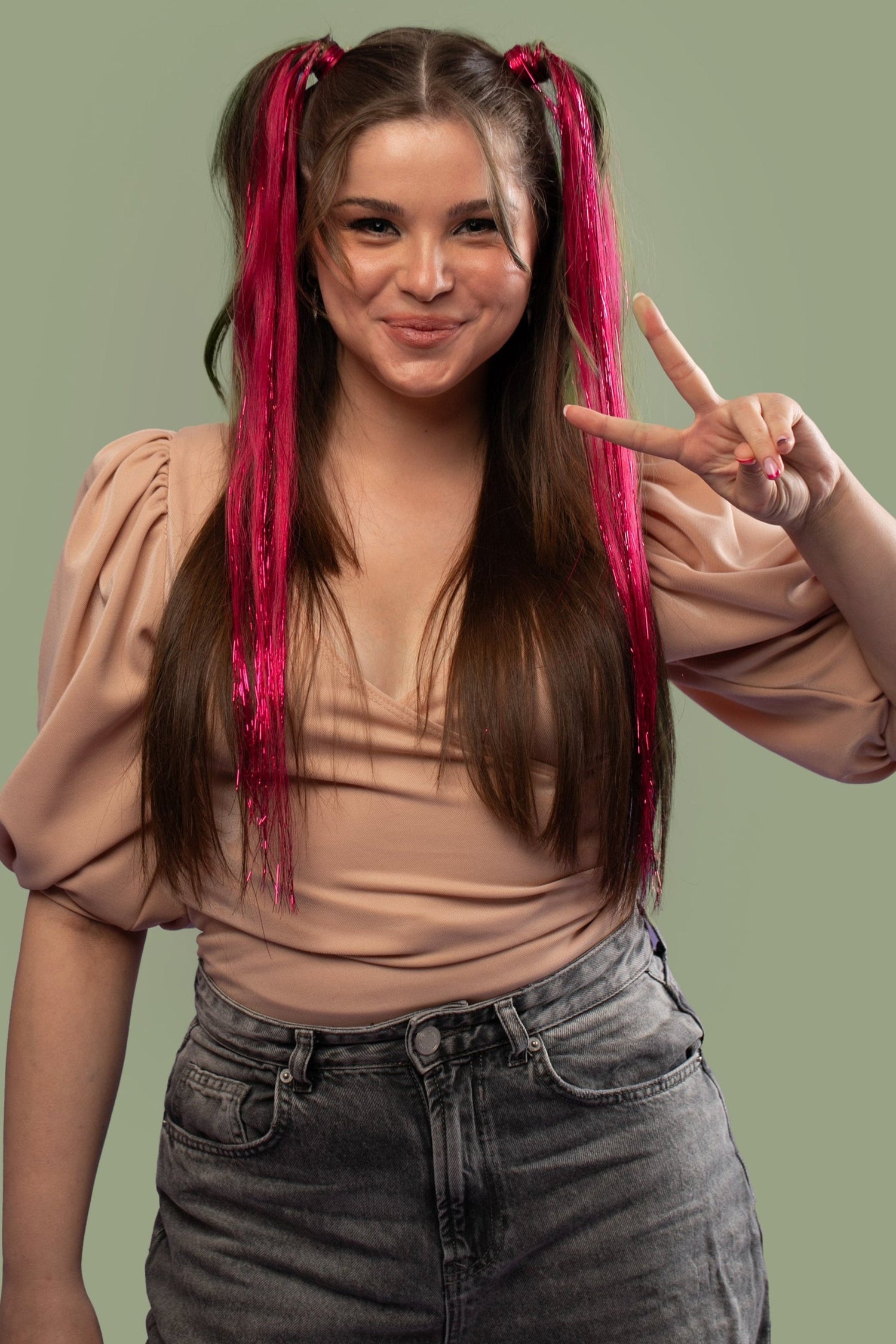 מדיום שוט של בחורה עם קוקיות, שבשיער שלה שזורים גווני שיער טבעיים, חלקים- בצבע פוקסיה- תוספות השיער מיועדות לחיבור עצמאי, פשוט  וקבוע לשיער או לחיבור זמני לשיער  - Shufizoo