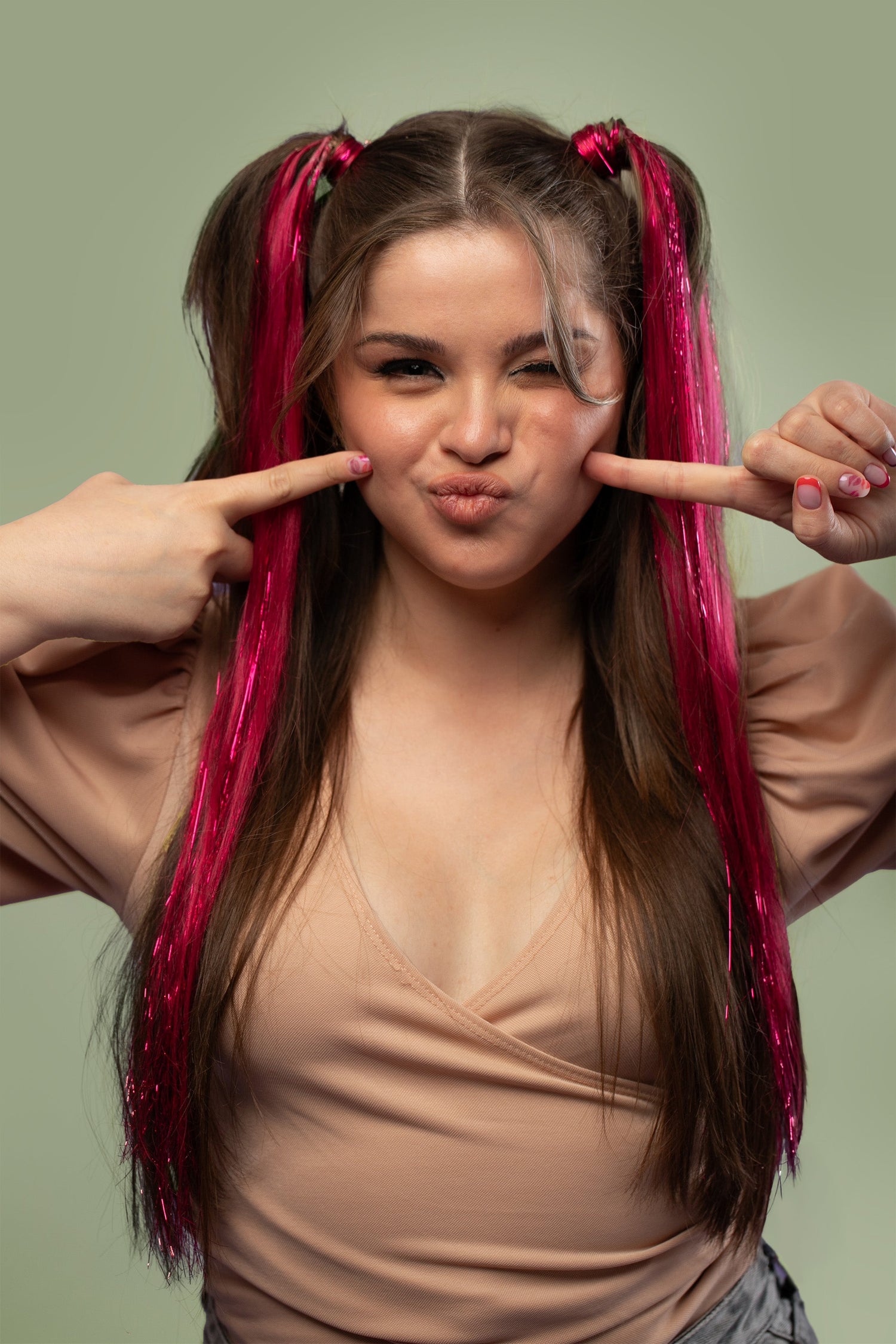 מדיום שוט של בחורה עם קוקיות, שבשיער שלה שזורים גווני שיער טבעיים, חלקים- בצבע פוקסיה- תוספות השיער מיועדות לחיבור עצמאי, פשוט  וקבוע לשיער או לחיבור זמני לשיער  - Shufizoo