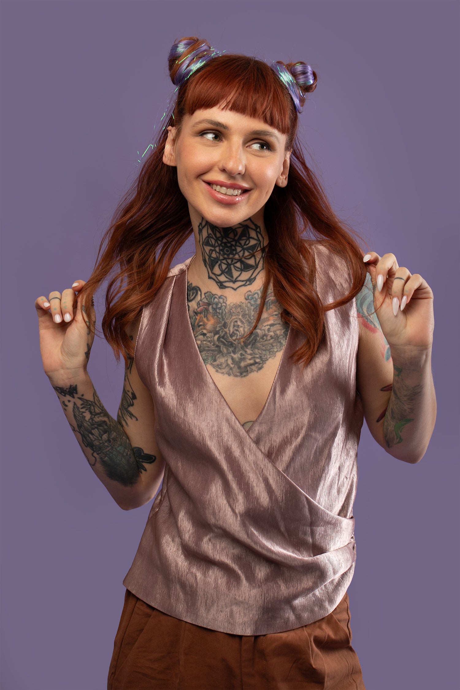 מדיום שוט של בחורה עם 2 גולגולים, שבשיער שלה שזורים גווני שיער טבעיים, חלקים - בצבע סגול לילך - תוספות השיער מעורבבות עם גווני פיות זוהרים ומיועדות לחיבור עצמאי, פשוט  וקבוע לשיער או לחיבור זמני לשיער  - Shufizoo