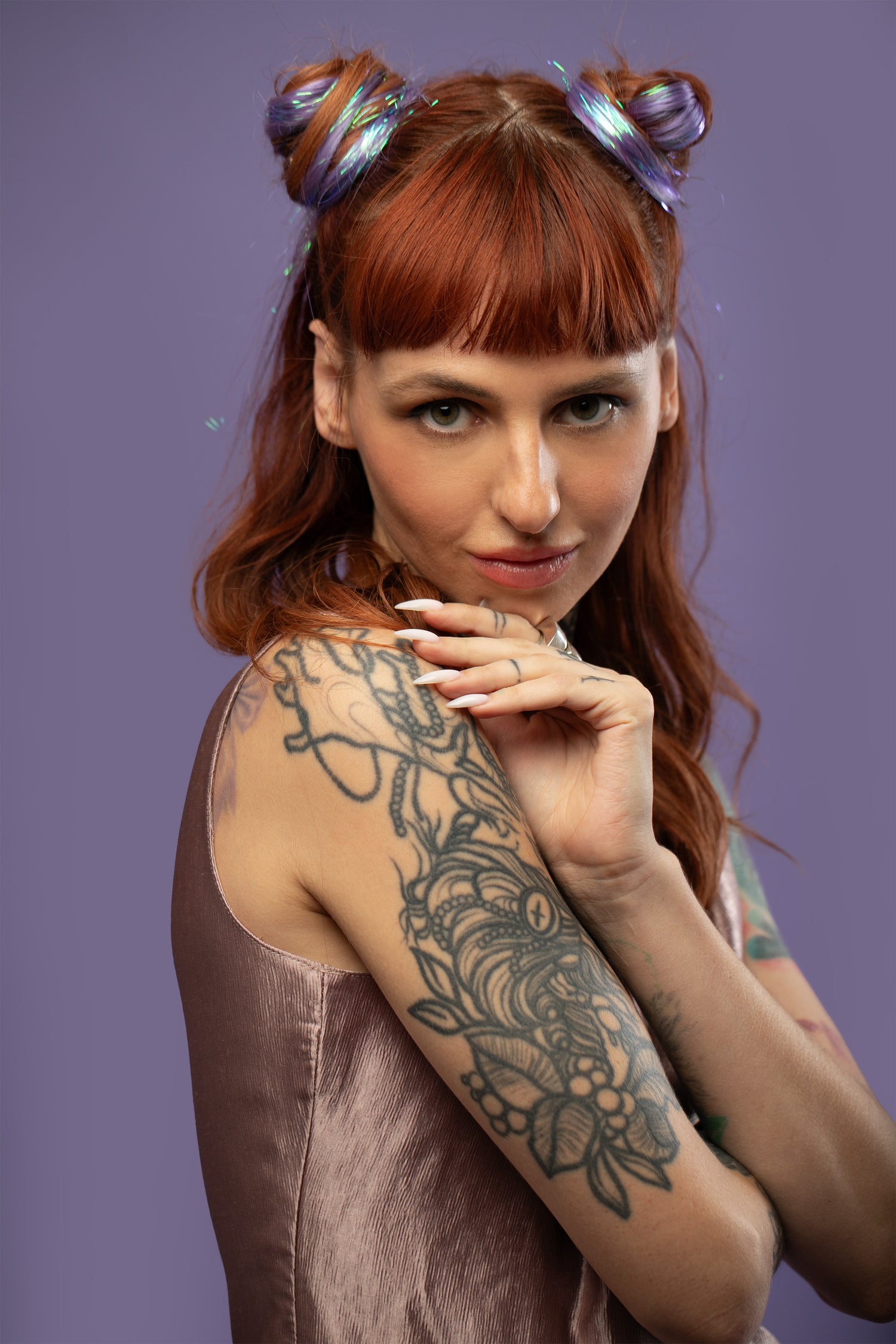 מדיום שוט של בחורה עם 2 גולגולים, שבשיער שלה שזורים גווני שיער טבעיים, חלקים - בצבע סגול לילך - תוספות השיער מעורבבות עם גווני פיות זוהרים ומיועדות לחיבור עצמאי, פשוט  וקבוע לשיער או לחיבור זמני לשיער  - Shufizoo