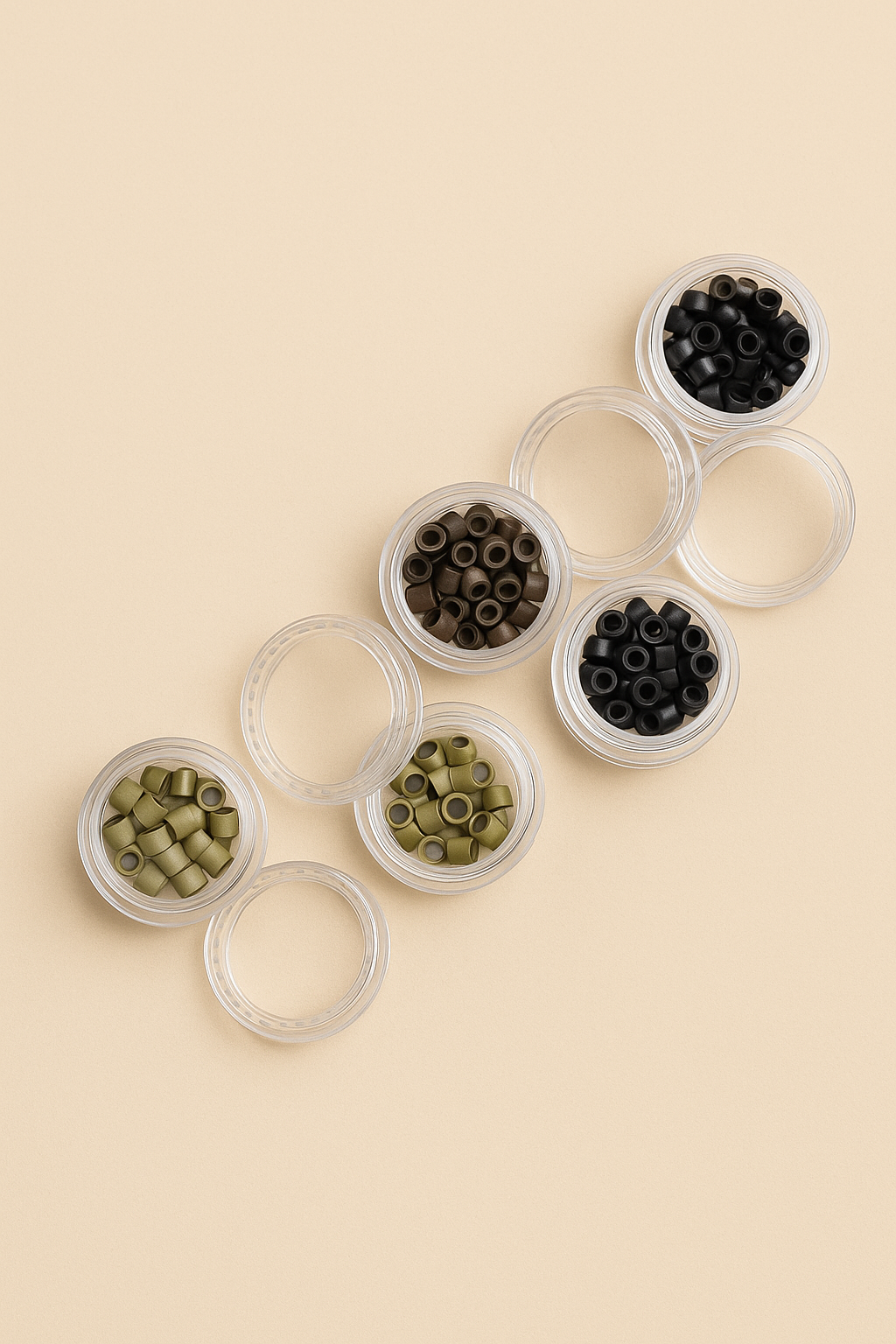 מיכלים שקופים שבתוכם חרוזי מעיכה לתוספות שיער בצבעי שחור, חום כהה, חום בהיר, שטני ובלונדיני