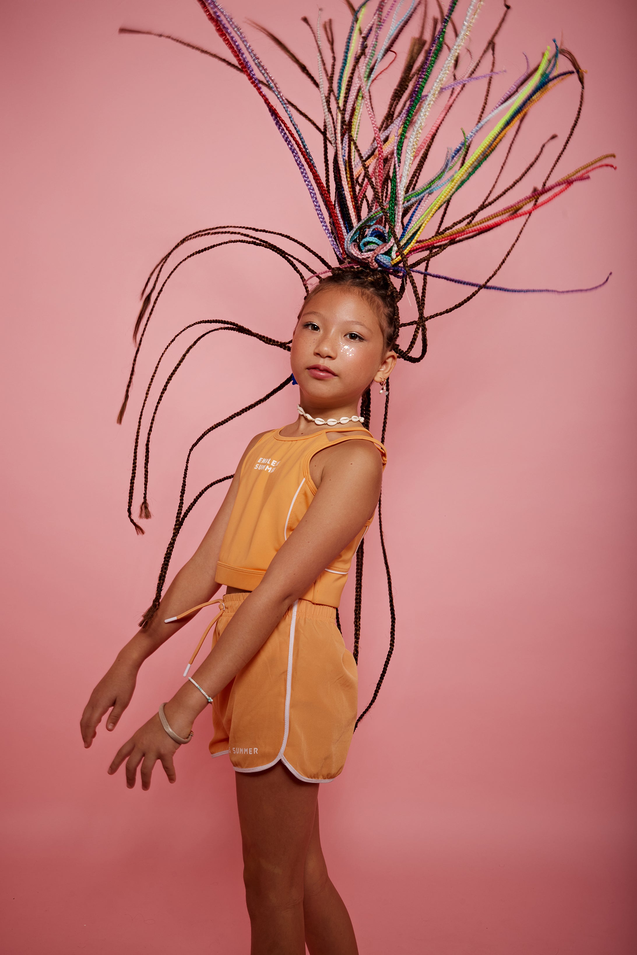 ילדה עם קוקו של צמות צבעוניות - shufizoo