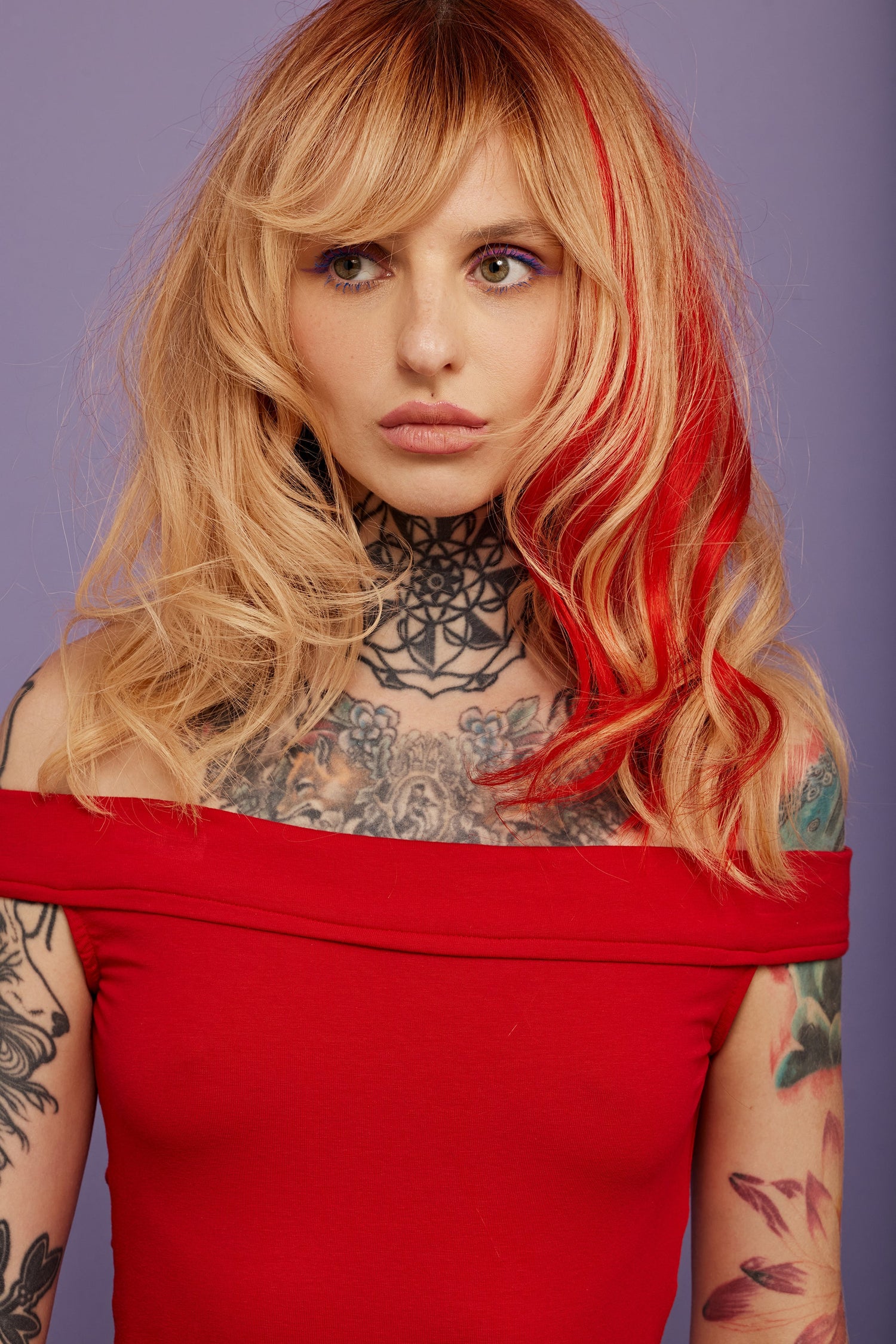 מדיום שוט של בחורה שבשיער שלה שזורים גווני שיער טבעיים, גליים - בצבע אדום - תוספות השיער מיועדות לחיבור עצמאי, פשוט  וקבוע לשיער או לחיבור זמני לשיער  - Shufizoo