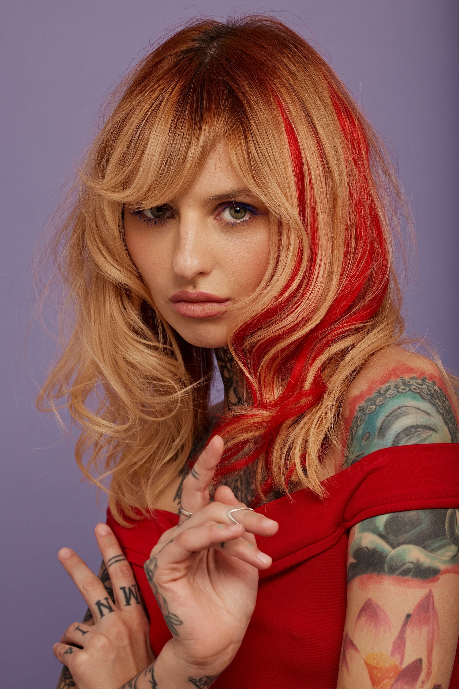 מדיום שוט של בחורה שבשיער שלה שזורים גווני שיער טבעיים, גליים - בצבע אדום - תוספות השיער מיועדות לחיבור עצמאי, פשוט  וקבוע לשיער או לחיבור זמני לשיער  - Shufizoo