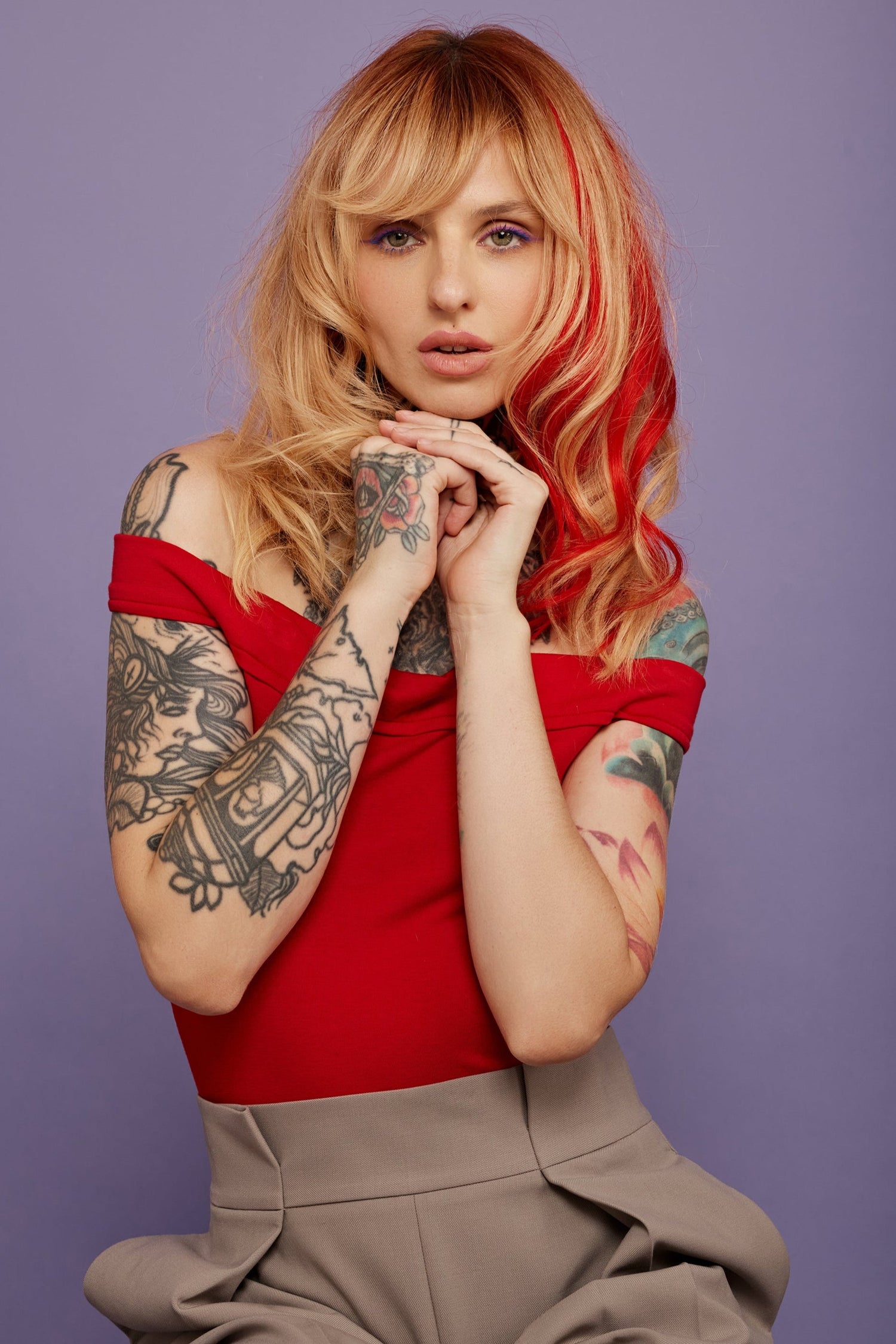 מדיום שוט של בחורה שבשיער שלה שזורים גווני שיער טבעיים, גליים - בצבע אדום - תוספות השיער מיועדות לחיבור עצמאי, פשוט  וקבוע לשיער או לחיבור זמני לשיער  - Shufizoo